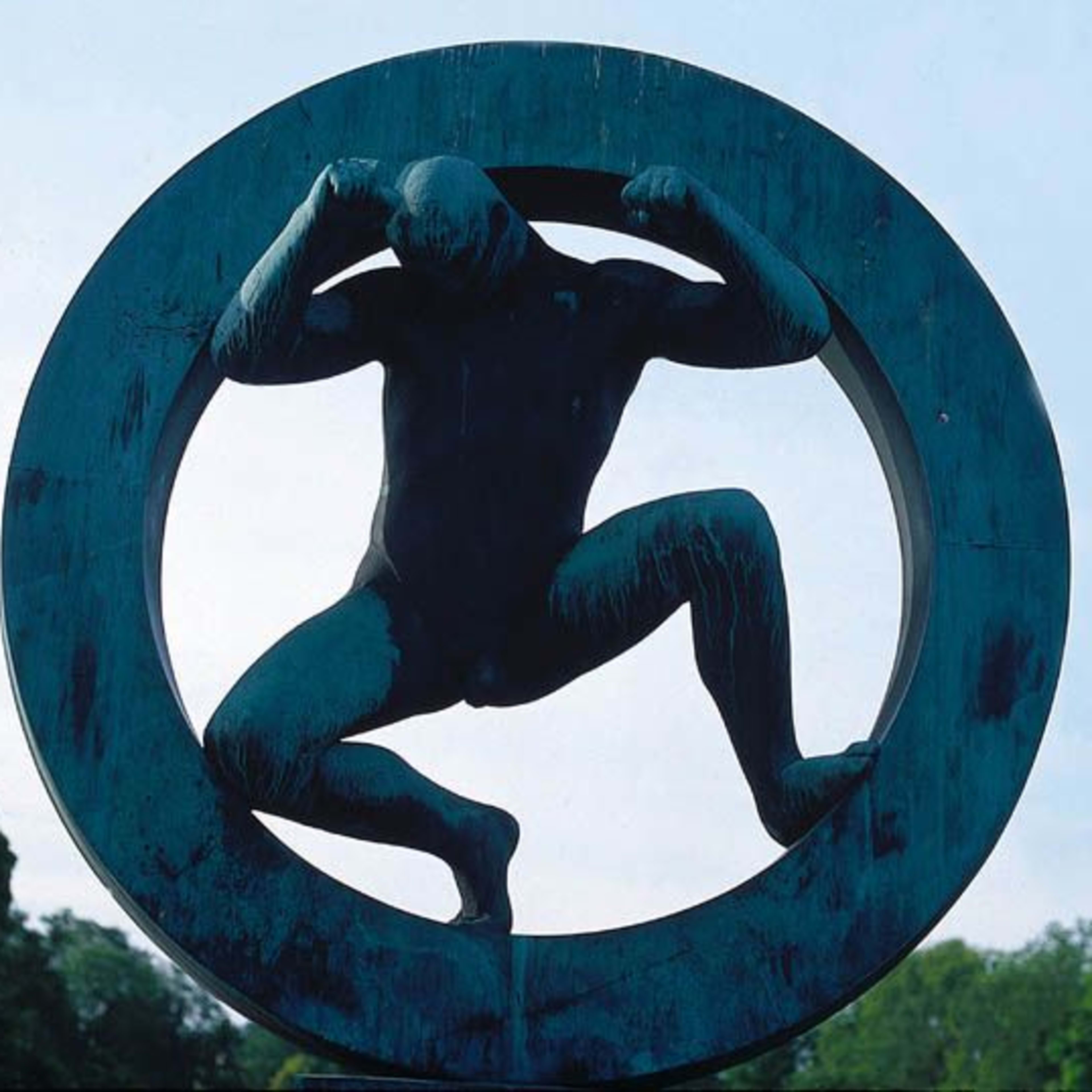 En bronse skulptur i Vigelandsparken av en figur som krøker seg innenfor en sirkulær ramme, som symboliserer anstrengelse eller nød.