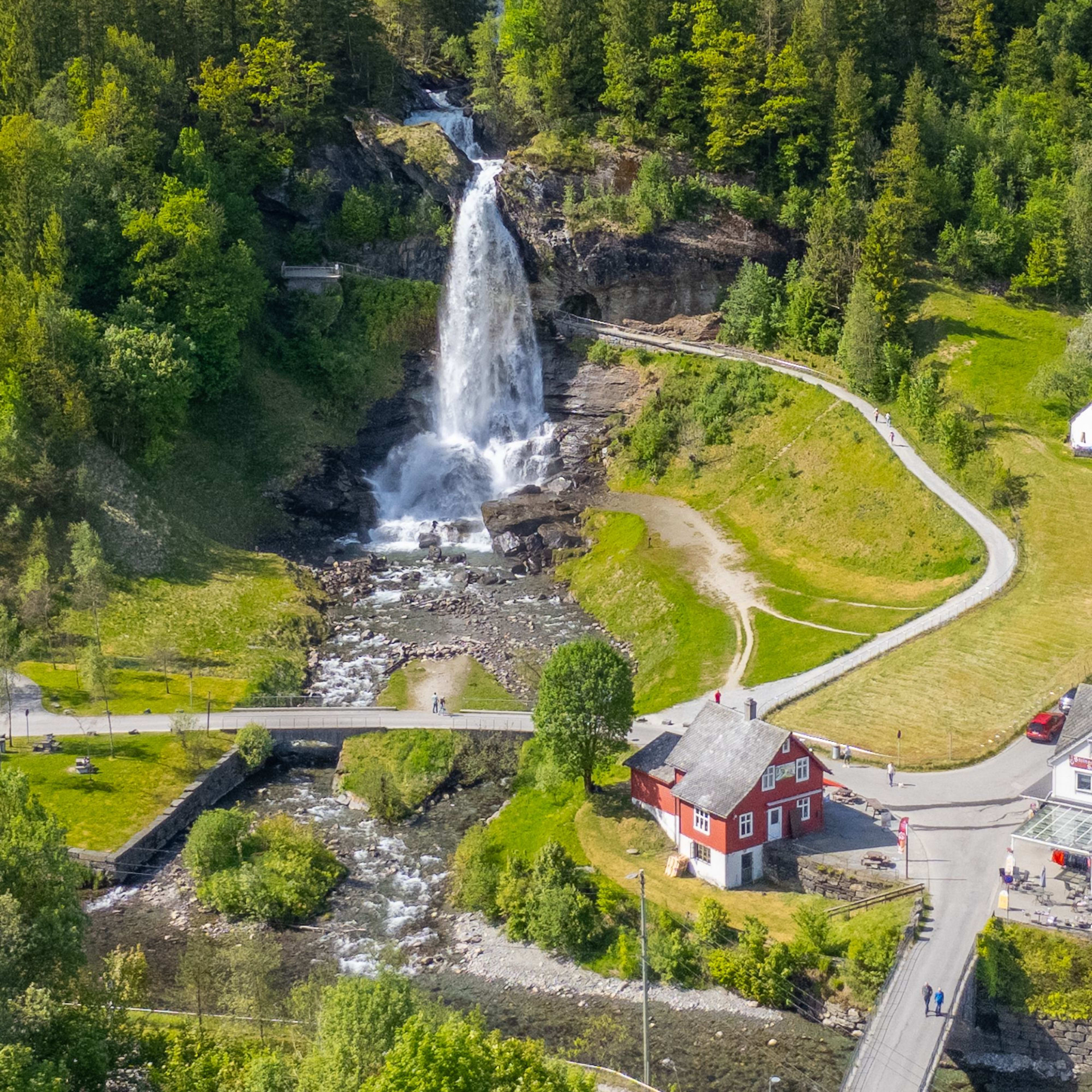 Steinsdalsfossen Wasserfall stürzt 50 Meter über moosbewachsene Felswände in der Hardanger Fjordregion