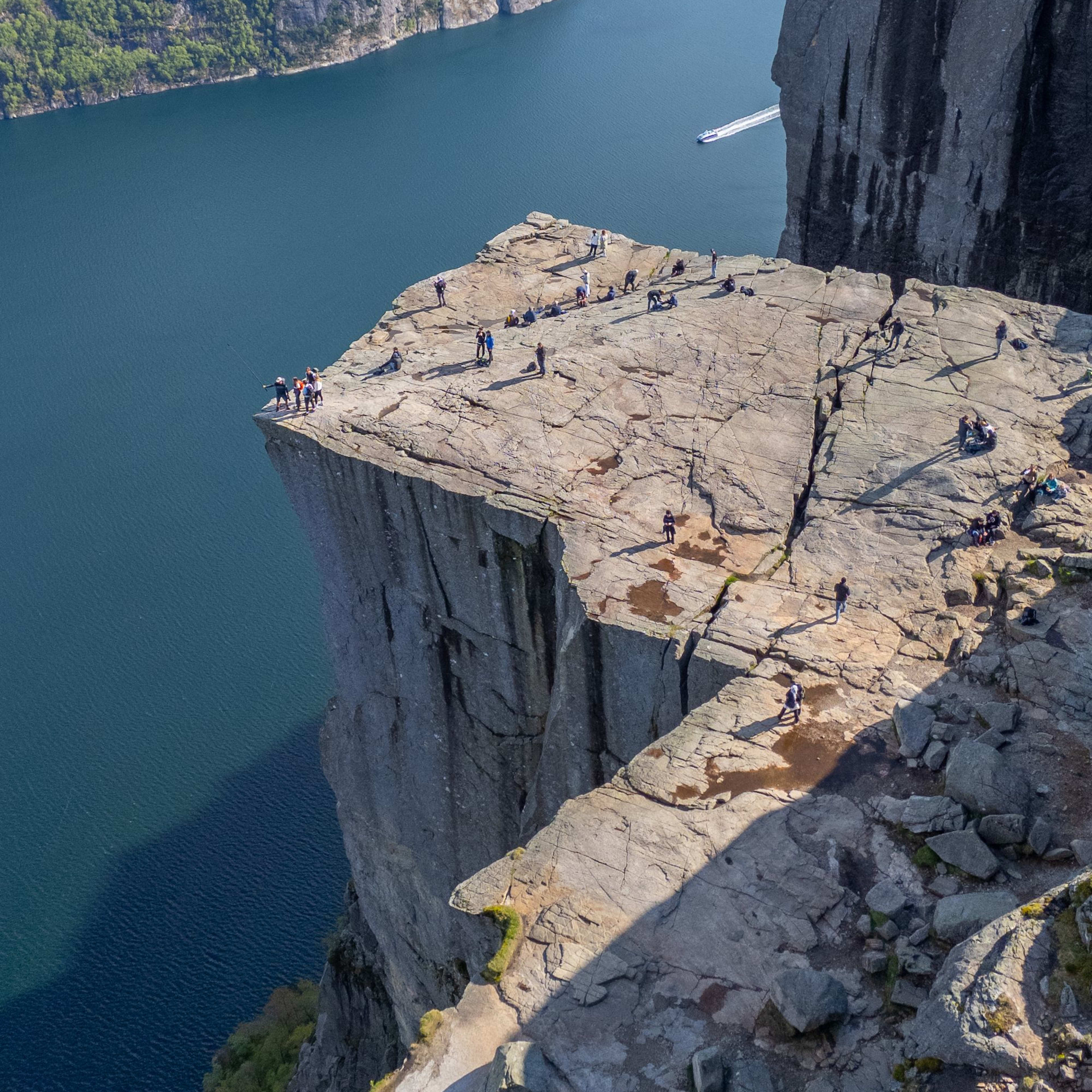 Luftaufnahme zeigt Preikestolens dramatische Lage über dem Lysefjord