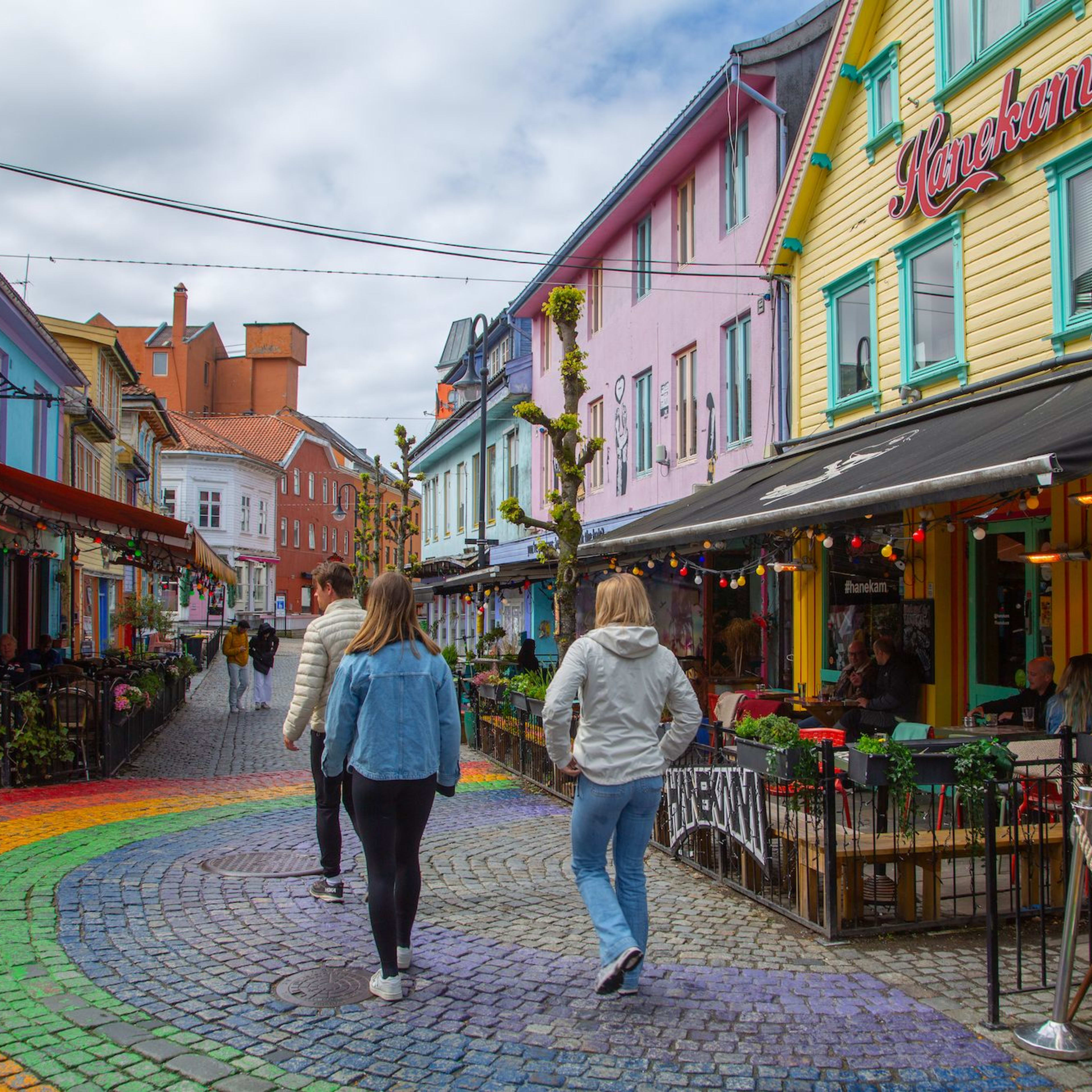 Menschen spazieren durch die bunte Fargegaten-Straße in Stavanger