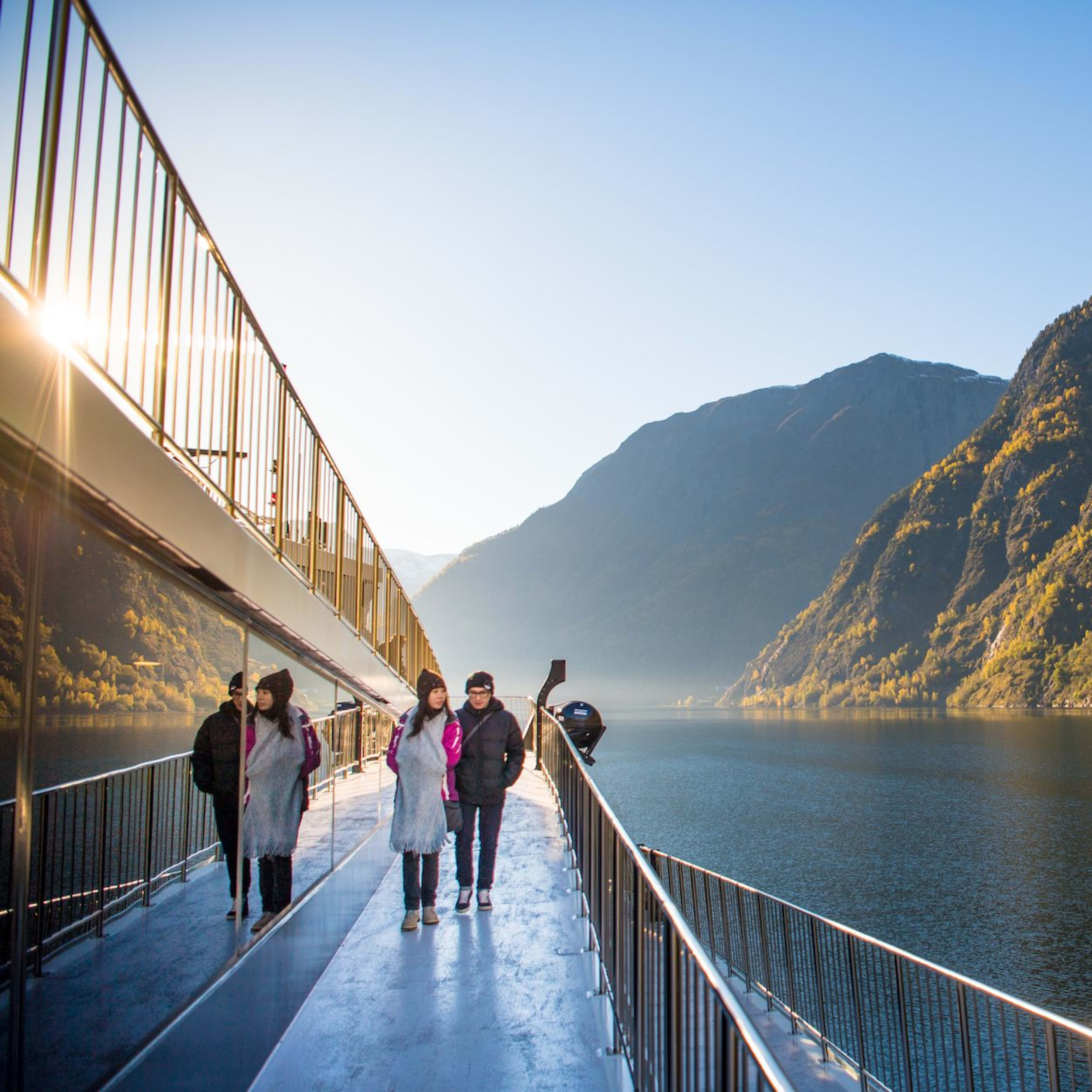 Eine elektrische Fjordkreuzfahrt auf dem UNESCO-Weltkulturerbe Nærøyfjord an einem sonnigen Wintertag ist ein wunderbares Erlebnis