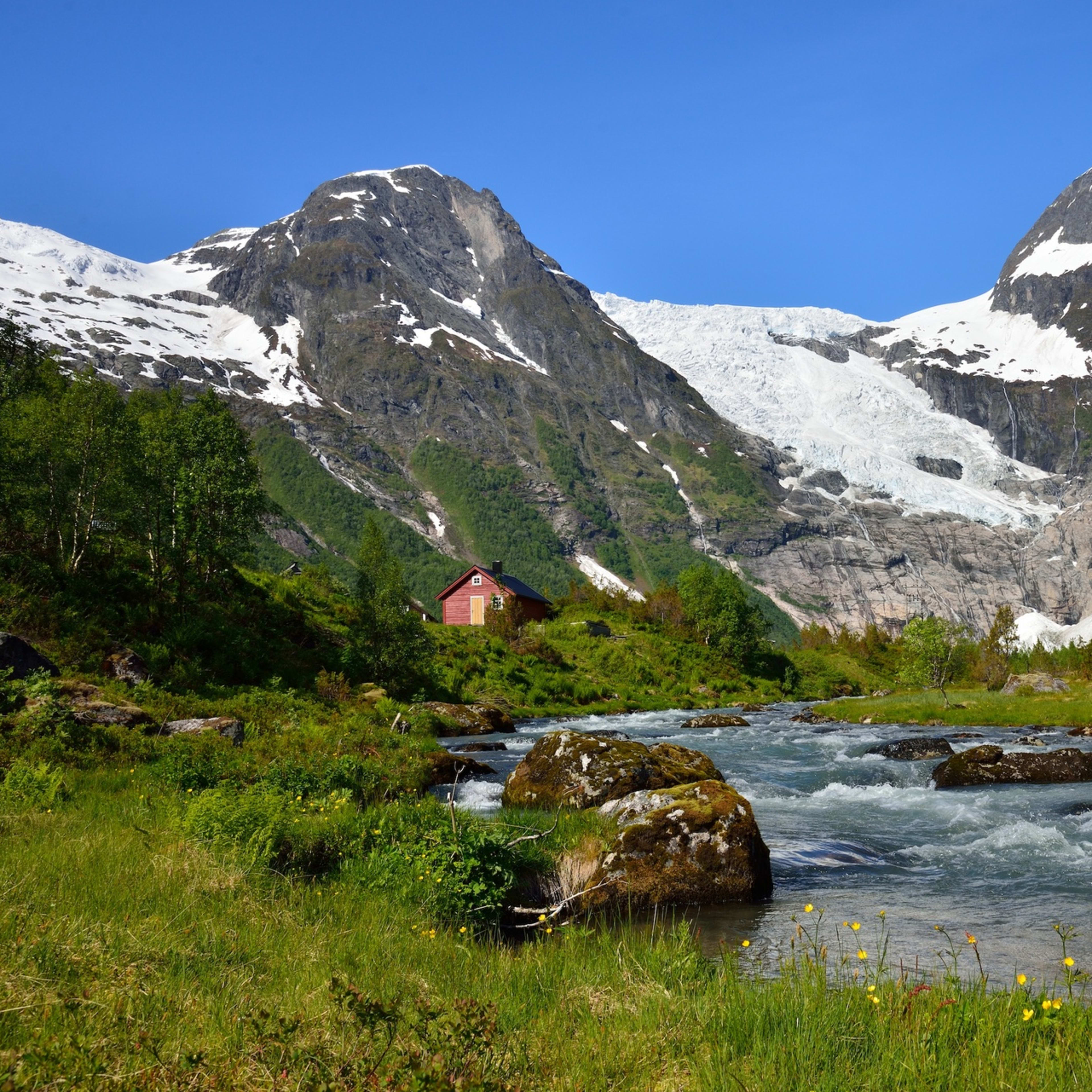Bøyabreen sett fra elven nedenfor, med et lite rødt trehus
