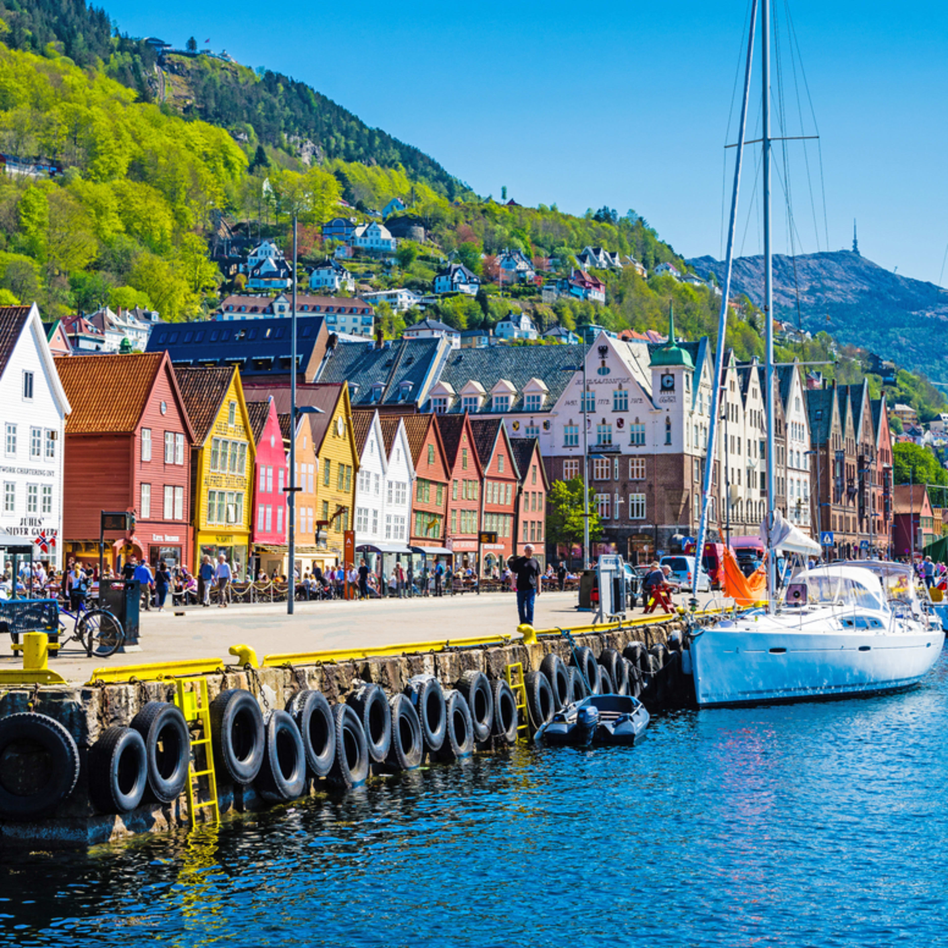 Die historische Bryggen in Bergen mit Blick auf die Berge Fløien und Ulriken