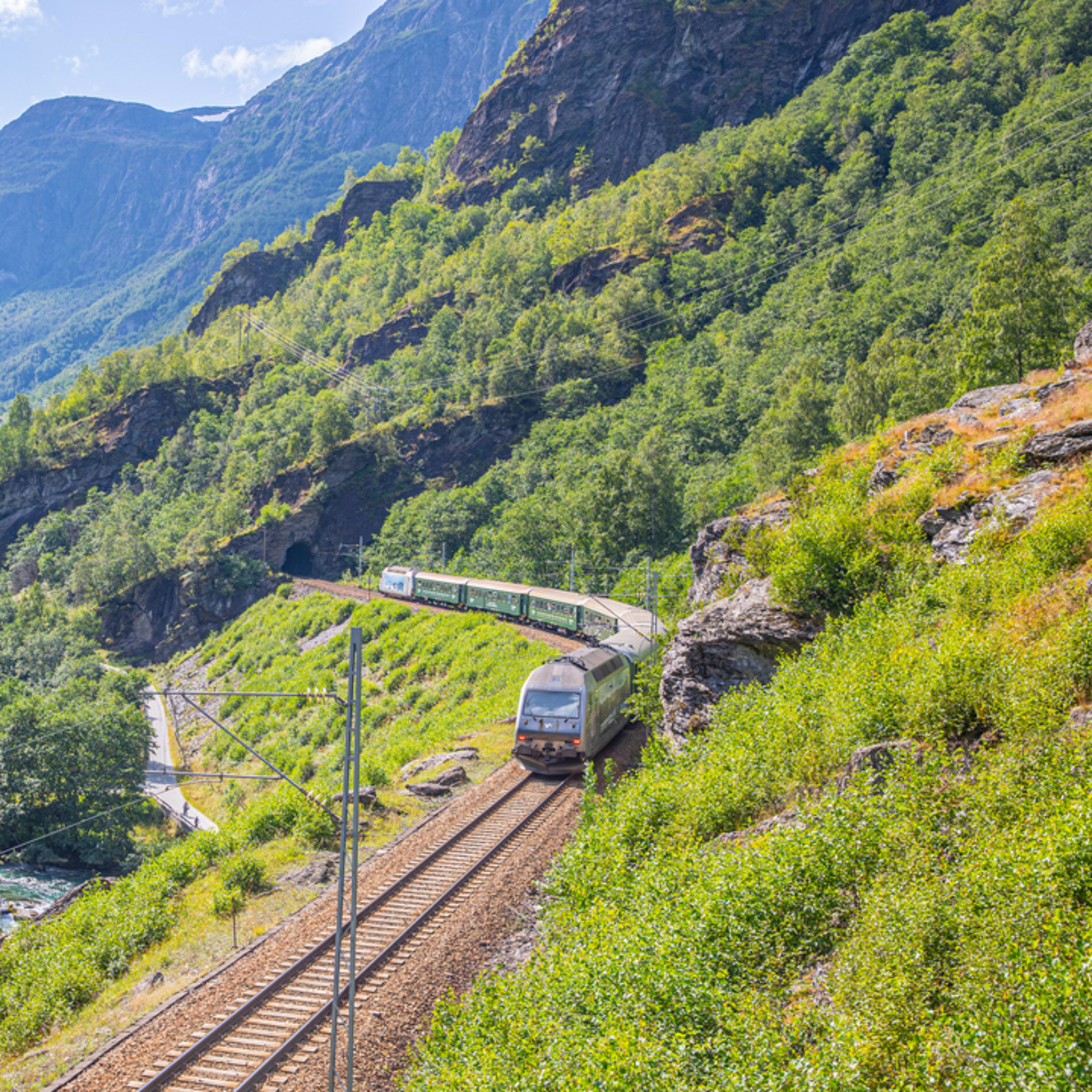 Die Flåmbahn in spektakulärer norwegischer Berglandschaft zwischen Flåm und Myrdal.