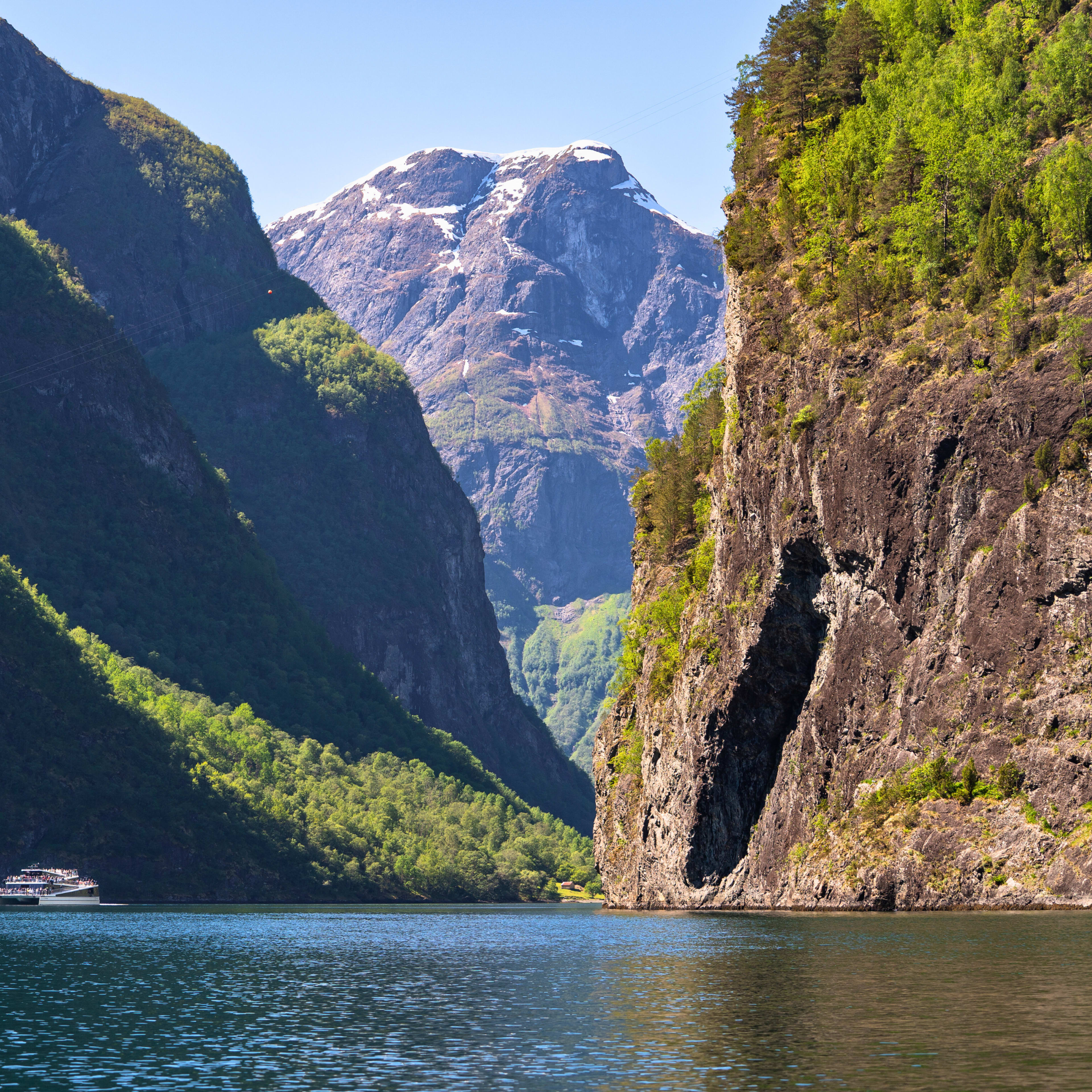 Elektrische Bootsfahrt durch den schmalen Nærøyfjord mit steilen Felswänden
