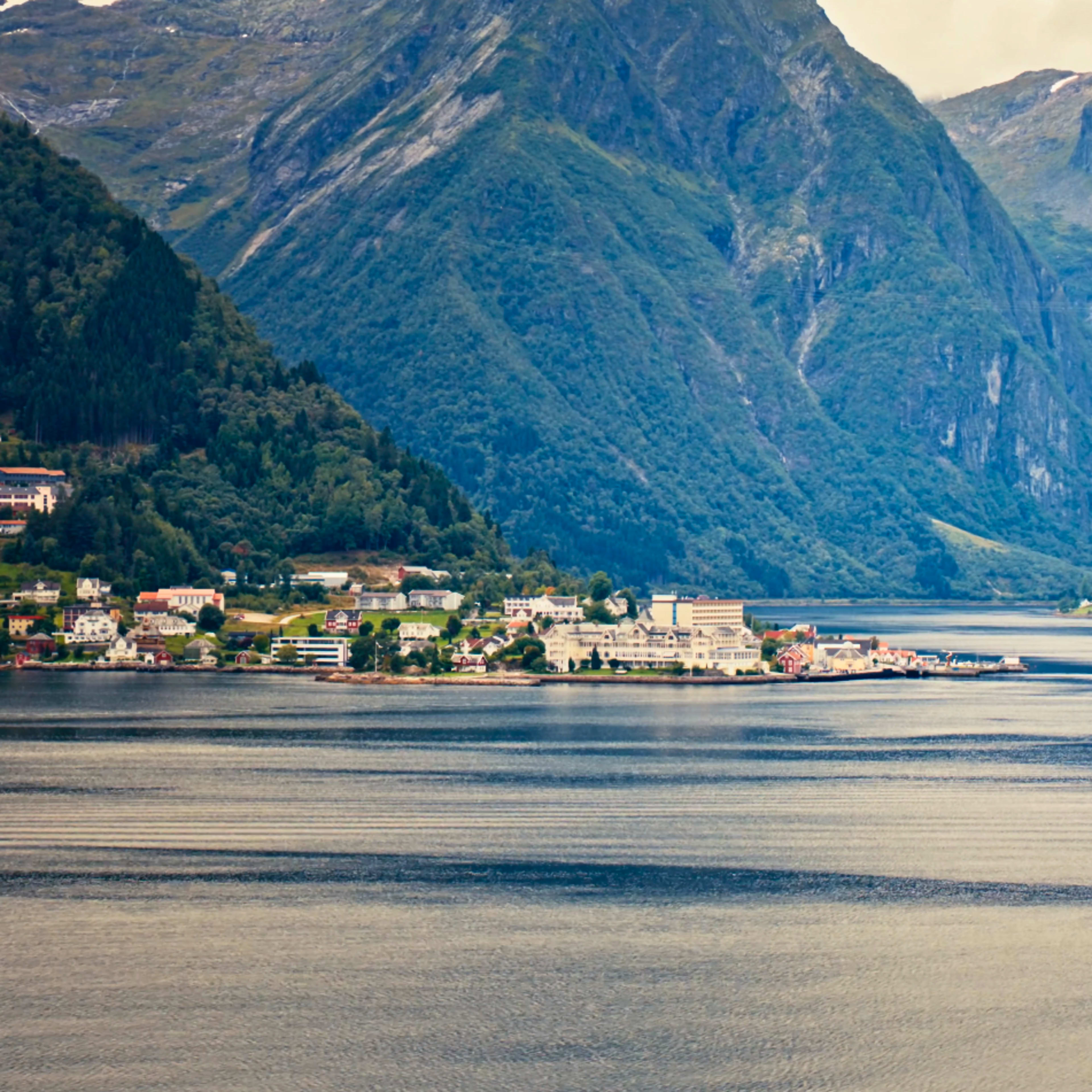 Fjordkreuzfahrt mit Boot auf dem Weg nach Balestrand im Sognefjord