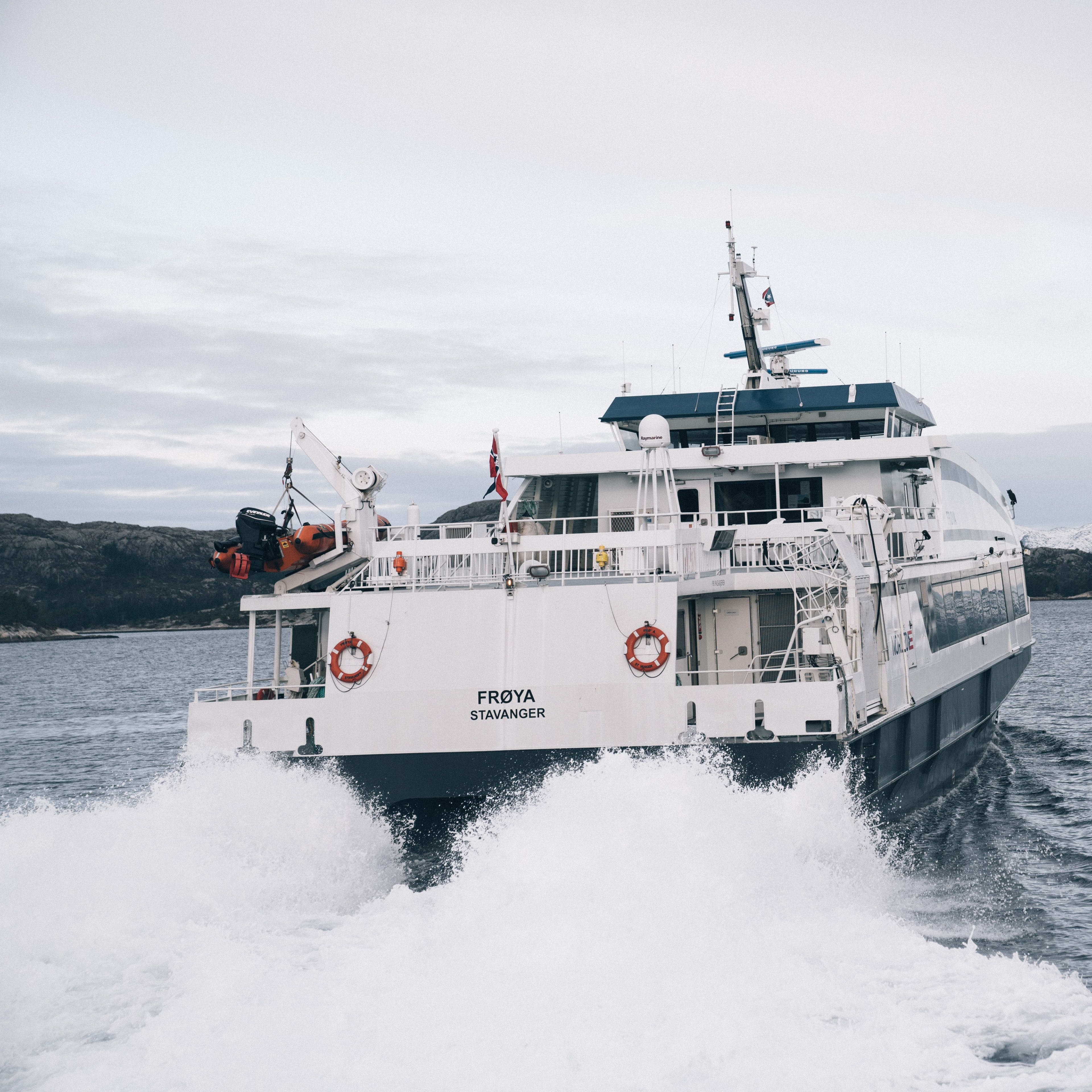 Naturskjønn fjordcruise fra Bergen til Ålesund langs norsk kyst om vinteren