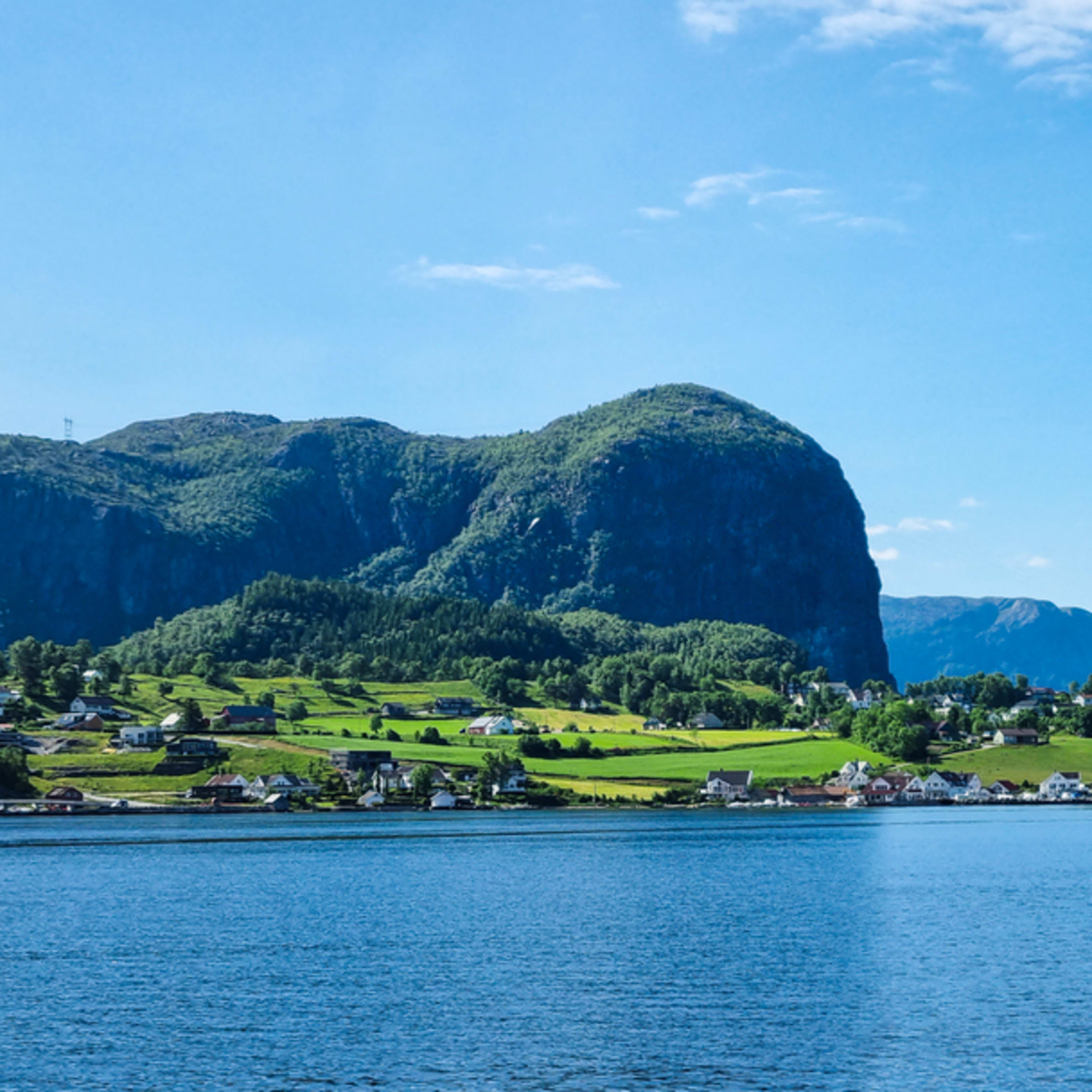 Kleine Fjorddörfer und grüne Berghänge entlang der Fährroute zwischen Lysebotn und Lauvvik.