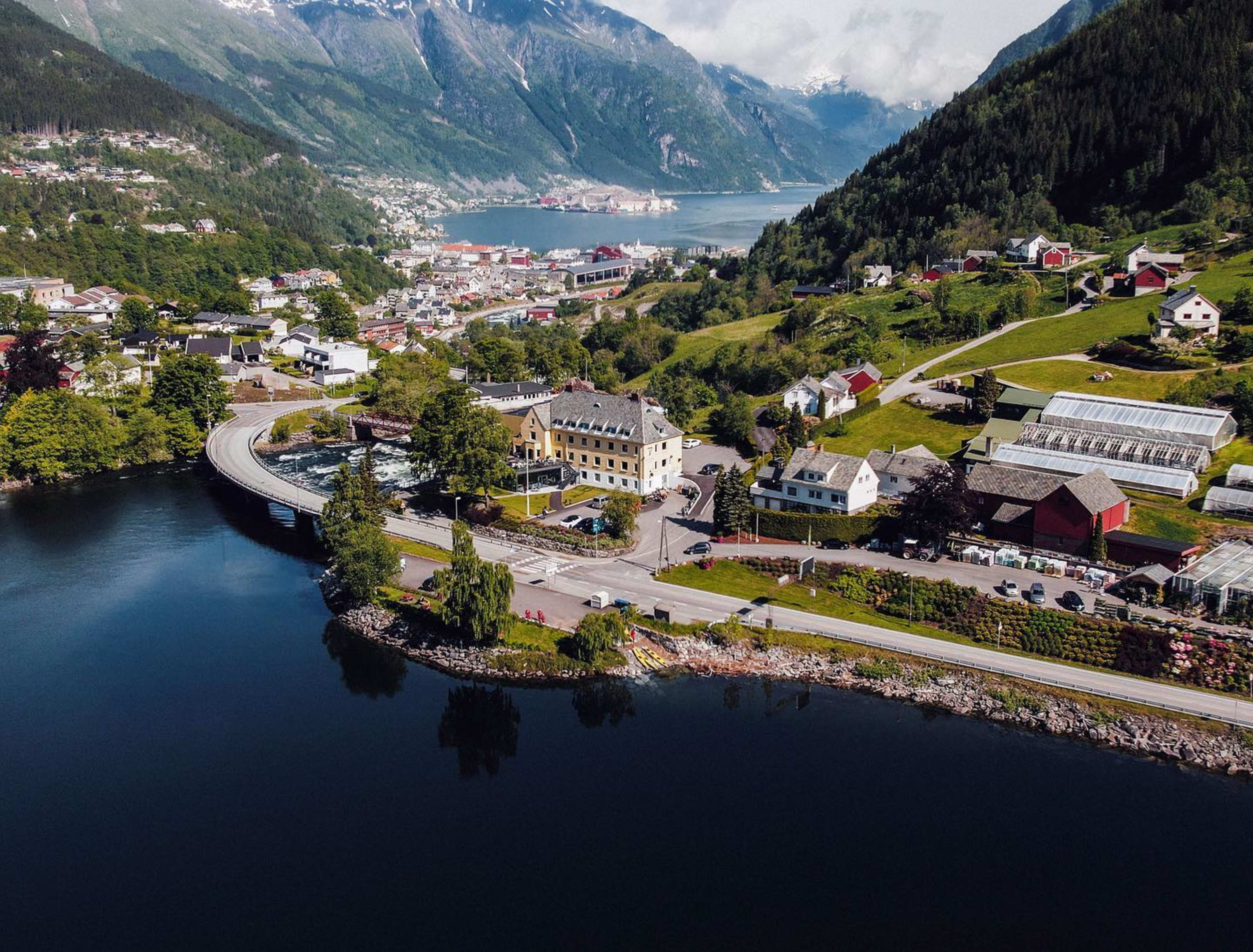 Überblick über Odda, wunderschön gelegen am Sørfjorden, dem innersten Fjordarm des üppigen Hardangerfjords