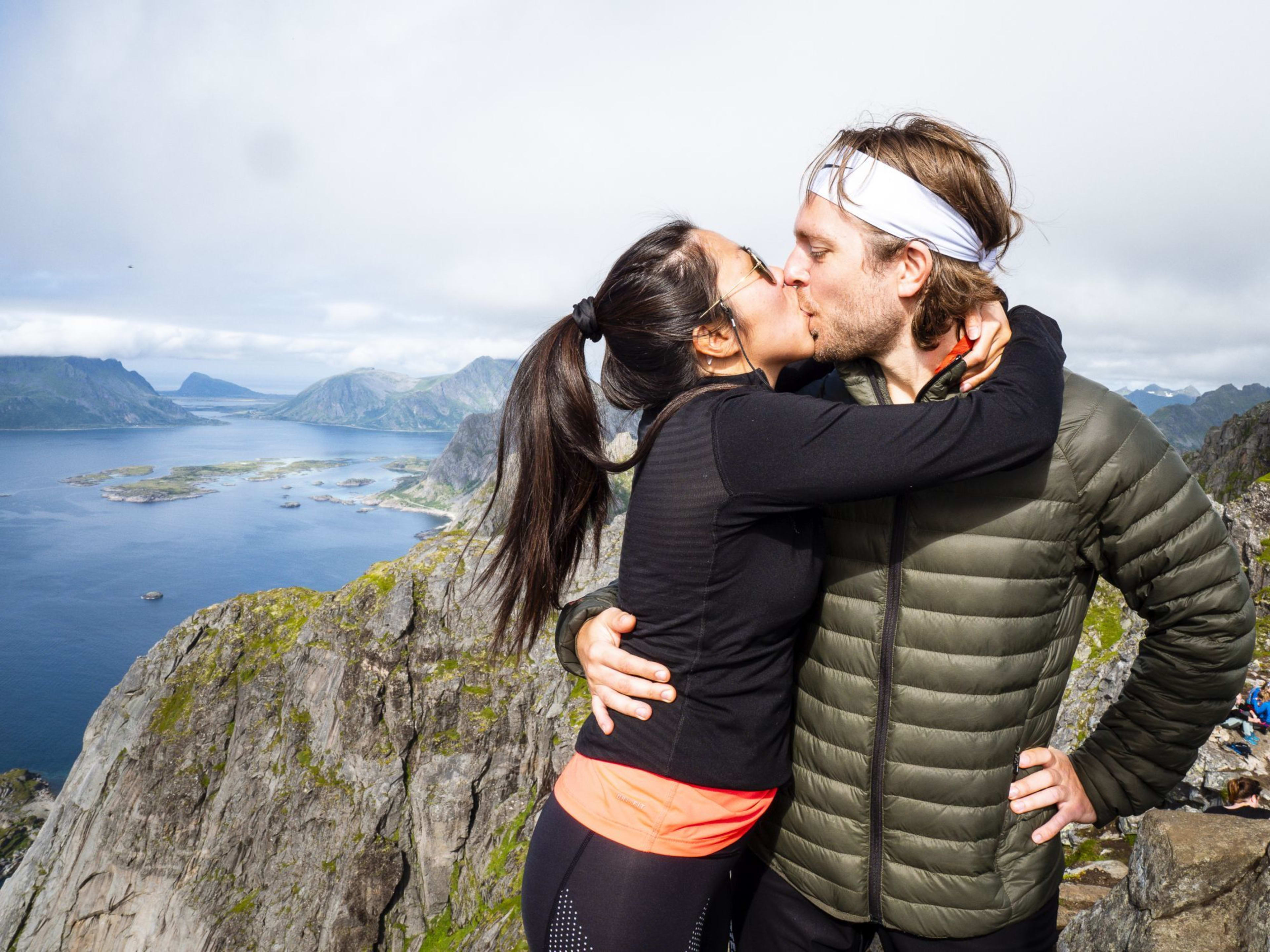 Kyss med utsikt. Forelsket par på toppen av lofotalpene.