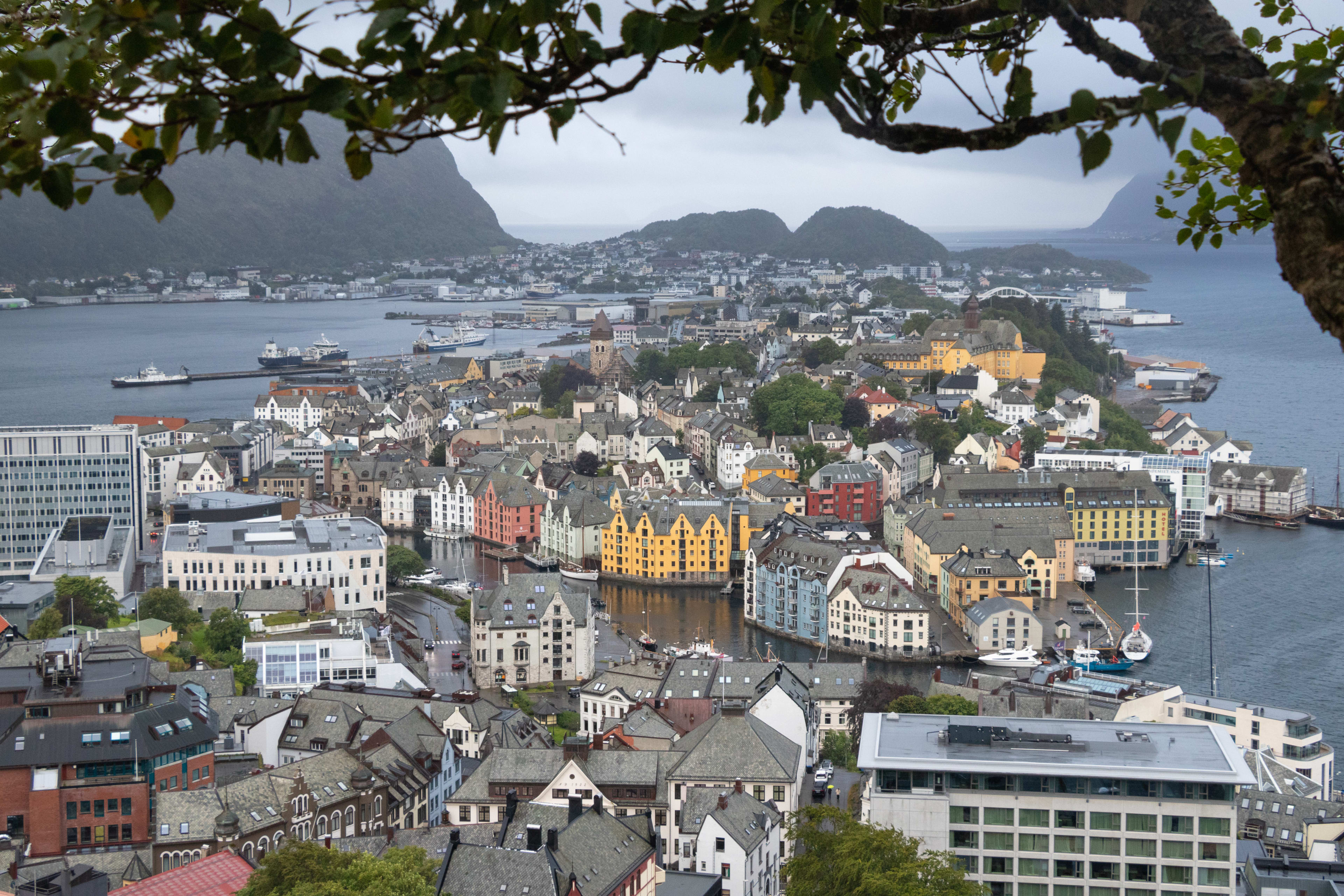 Skyline von Ålesund im Sommer vom Berg Aksla aus gesehen