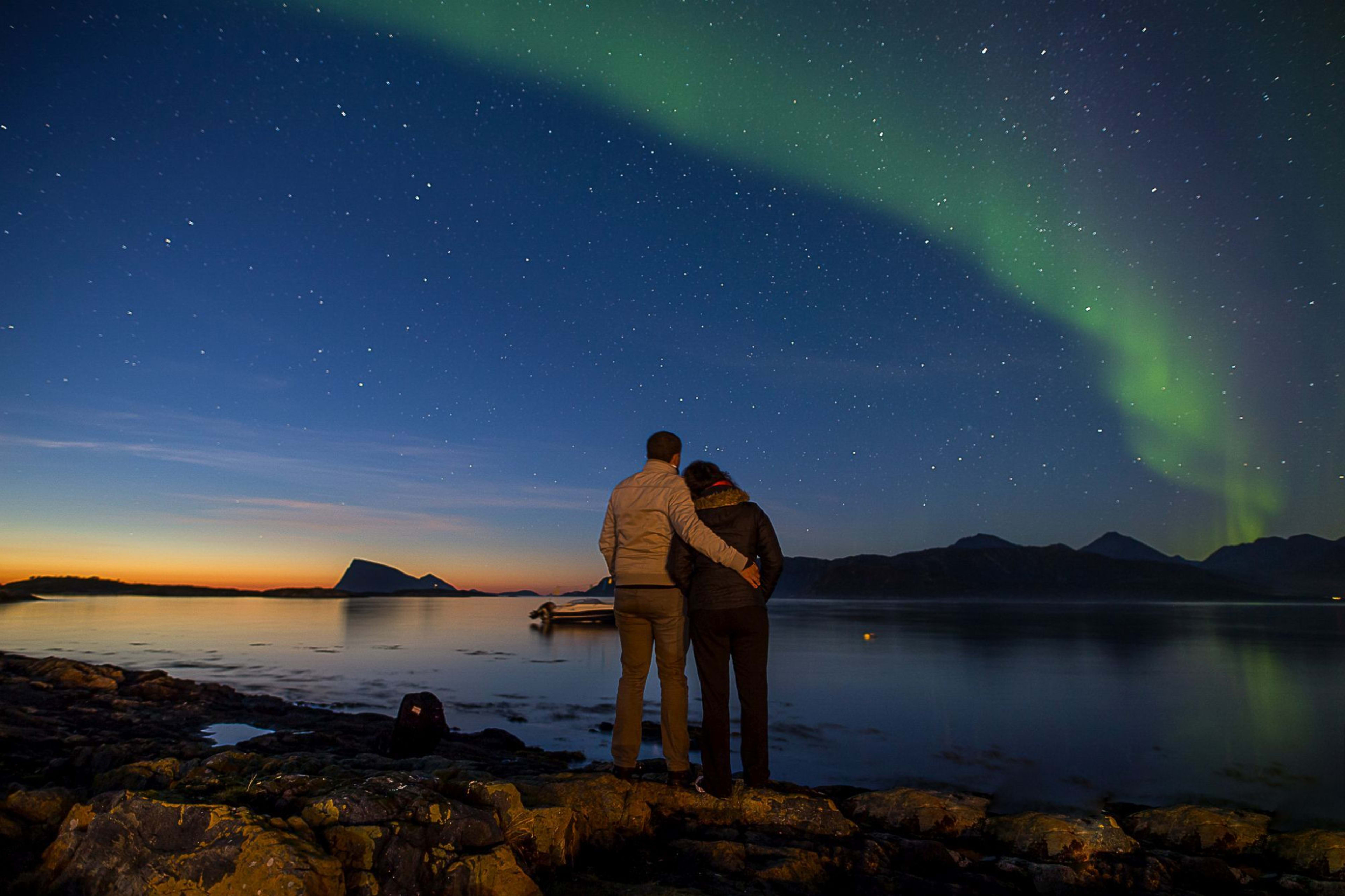 Paar beobachtet Nordlichter auf geführter Polarlicht-Safari in Tromsø Norwegen