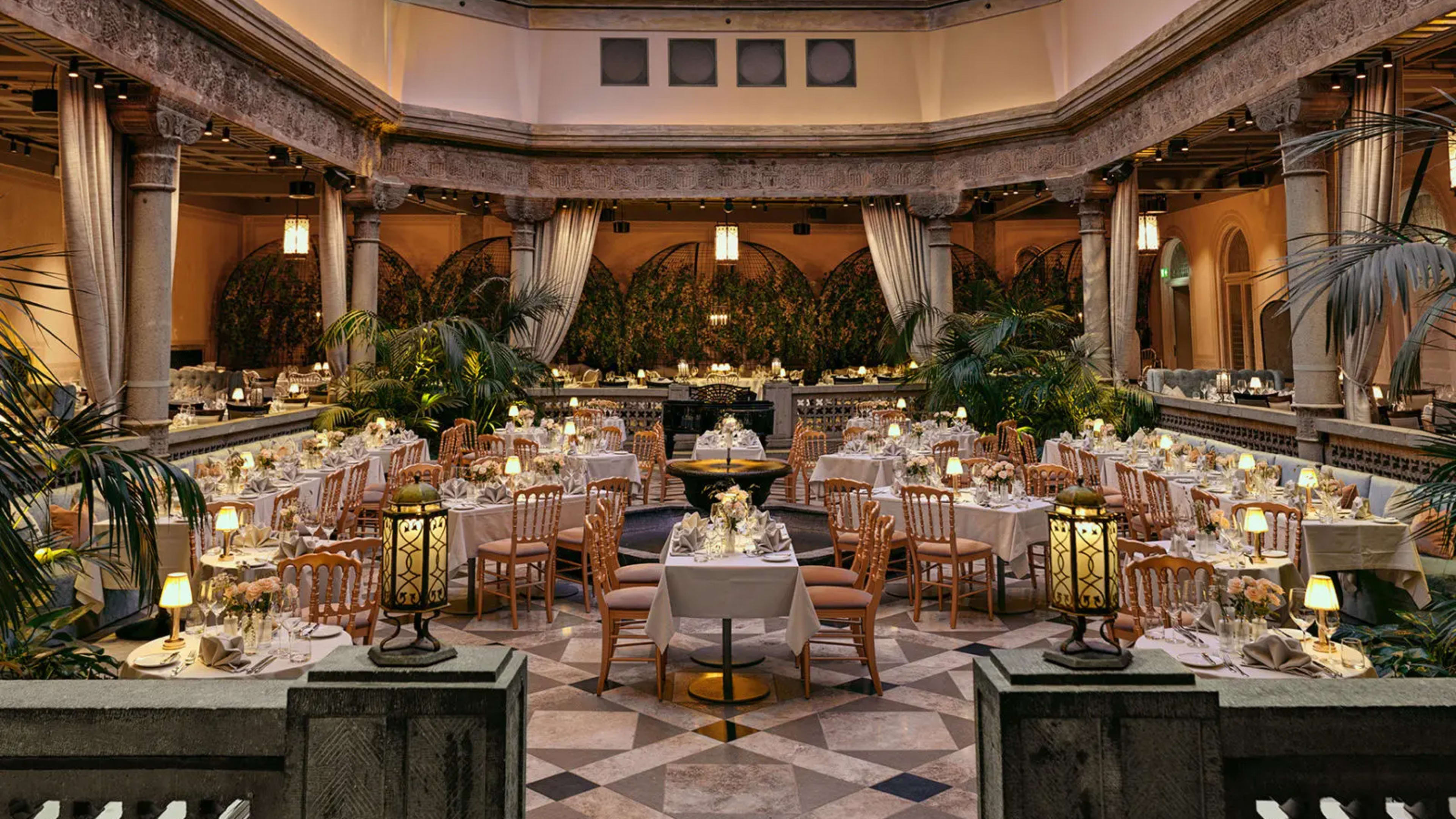 Palmehaven restaurant på Britannia Hotel Trondheim med elegante bord og stilfullt interiør