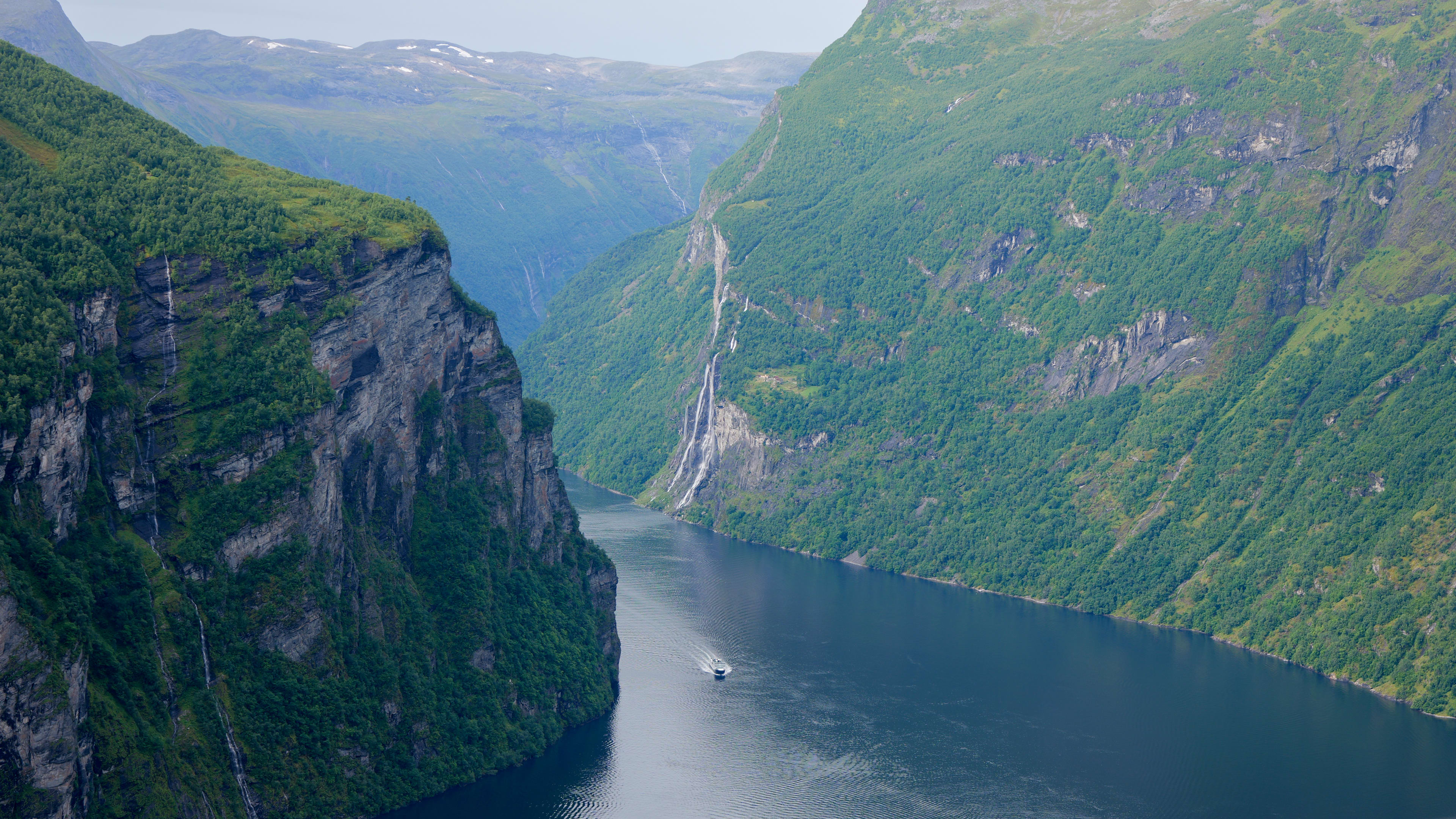 Grüne Geirangerfjord-Landschaft im Sommer von oben gesehen