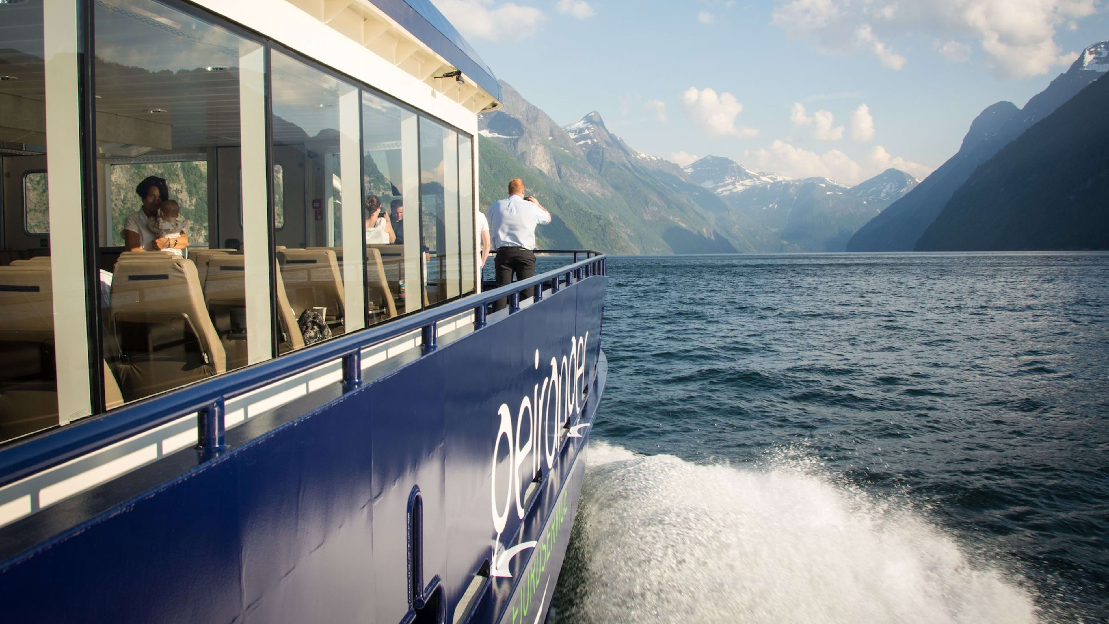 Nachhaltiges Elektroboot auf Kreuzfahrt im UNESCO-Welterbe Geirangerfjord von Ålesund nach Geiranger mit Bergblick
