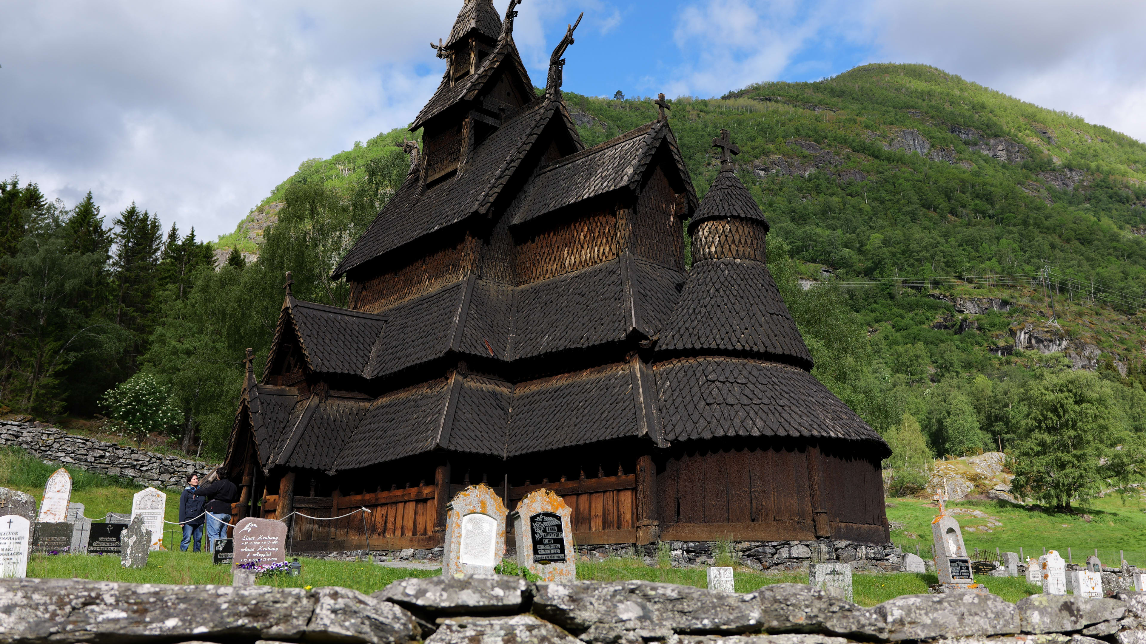 Außenansicht der Stabkirche Borgund im Sommer