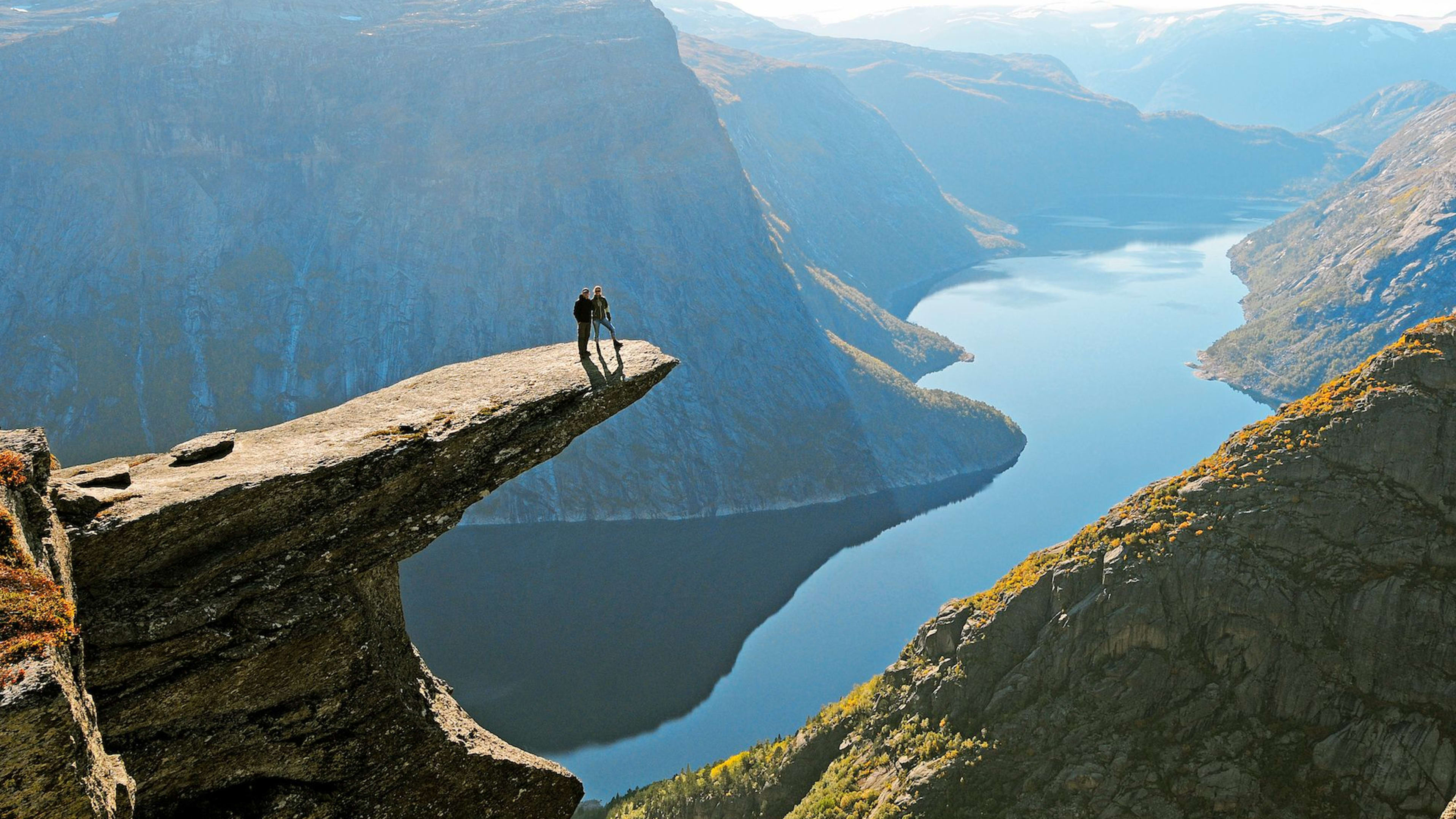 Auf dem Gipfel der Trolltunga ein wunderschöner Herbsttag
