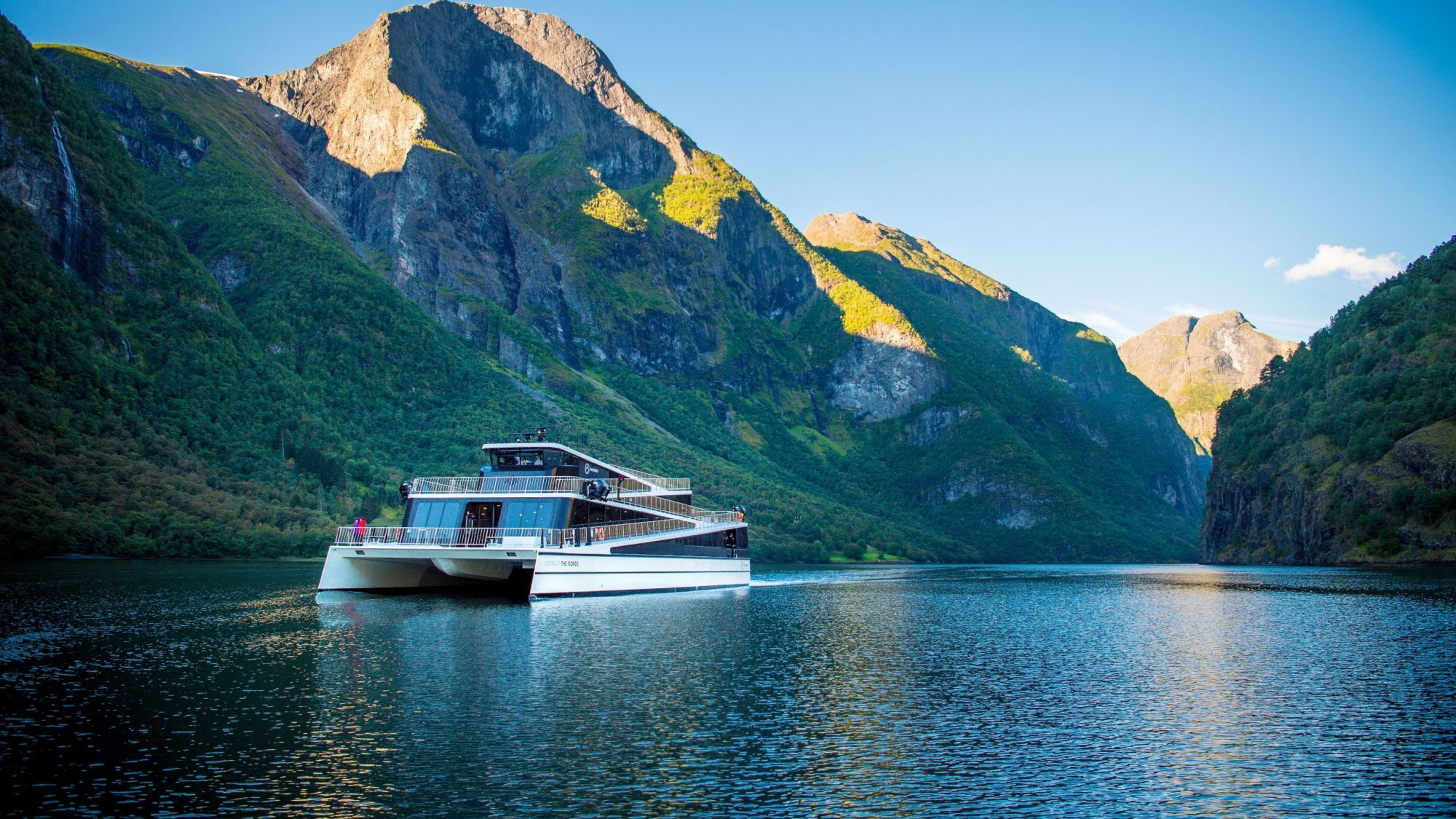 Vision of the fjords seiler gjennom den vakre Nærøyfjorden omkranset av mektige fjell.