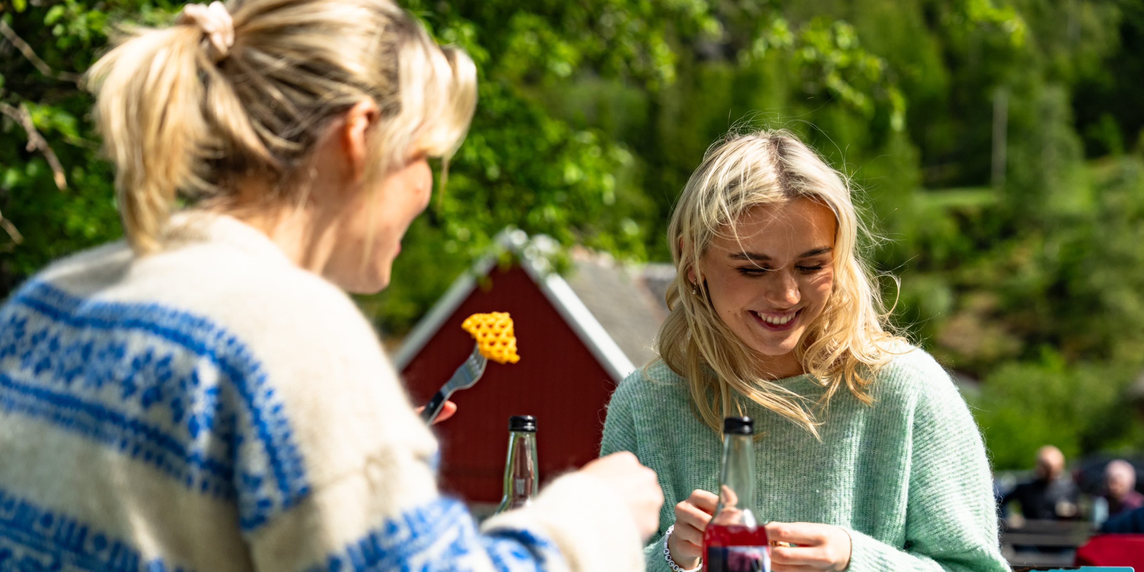 Norske kvinner nyter utendørs cafe