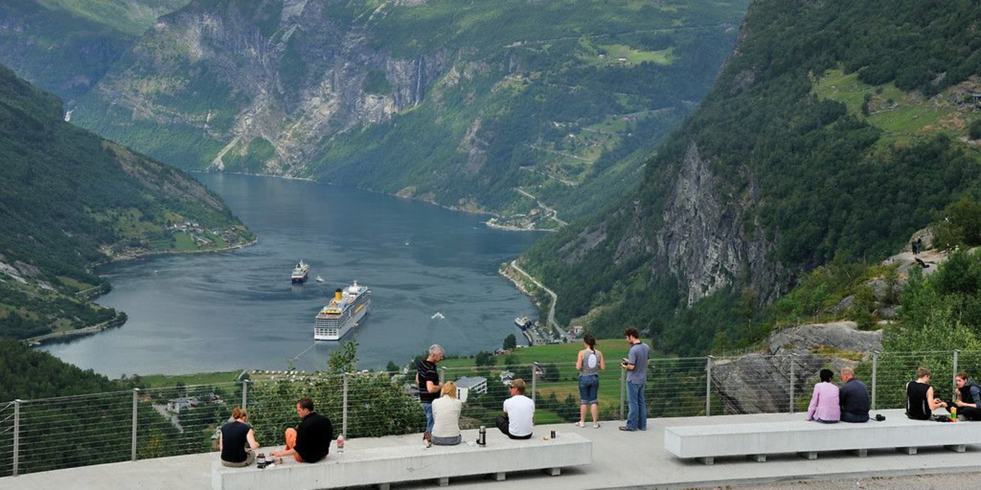 Blick auf Geiranger und Ørnesvingene vom Aussichtspunkt Flydalsjuvet