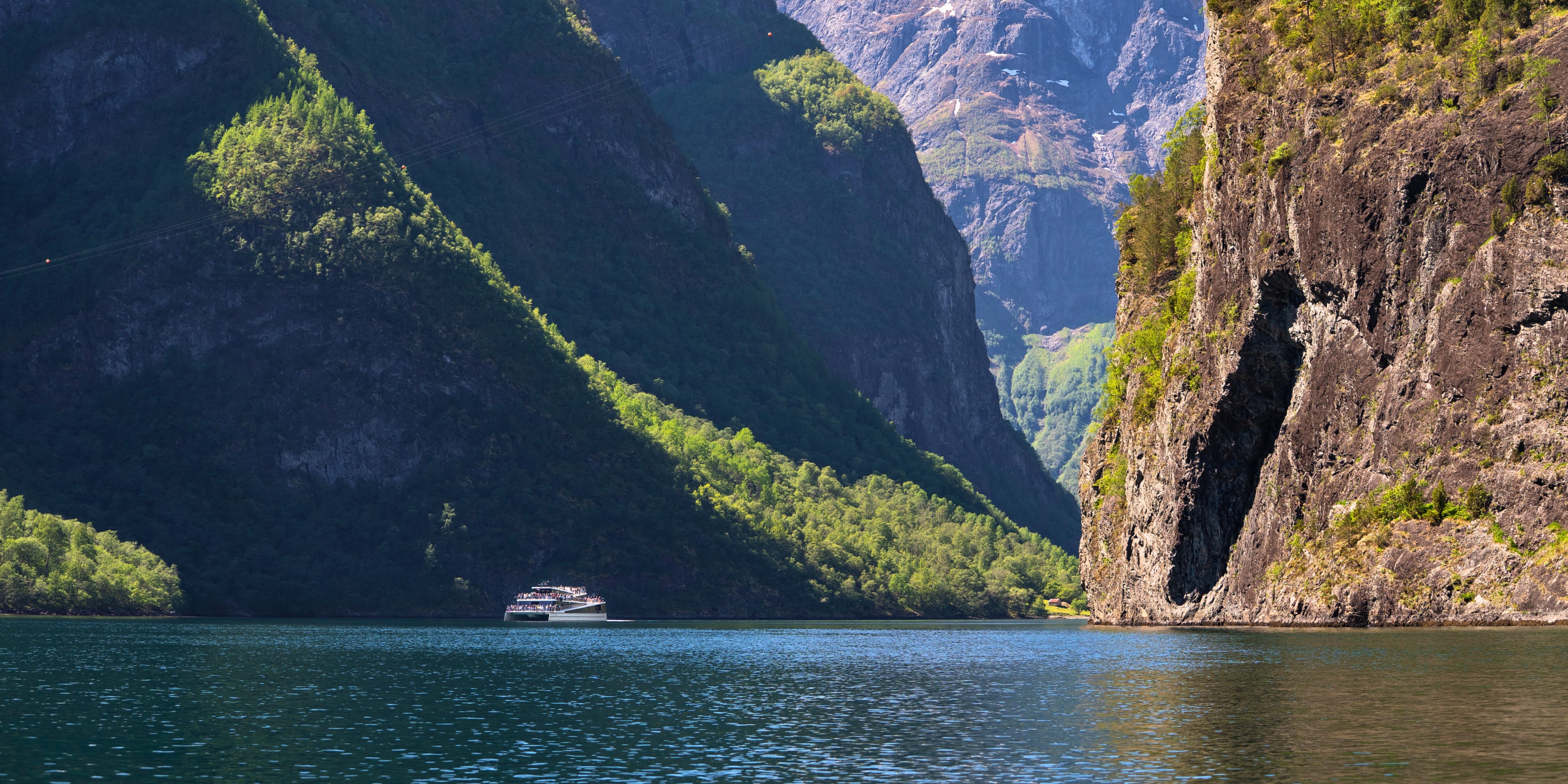 Elektrische Bootsfahrt durch den schmalen Nærøyfjord mit steilen Felswänden
