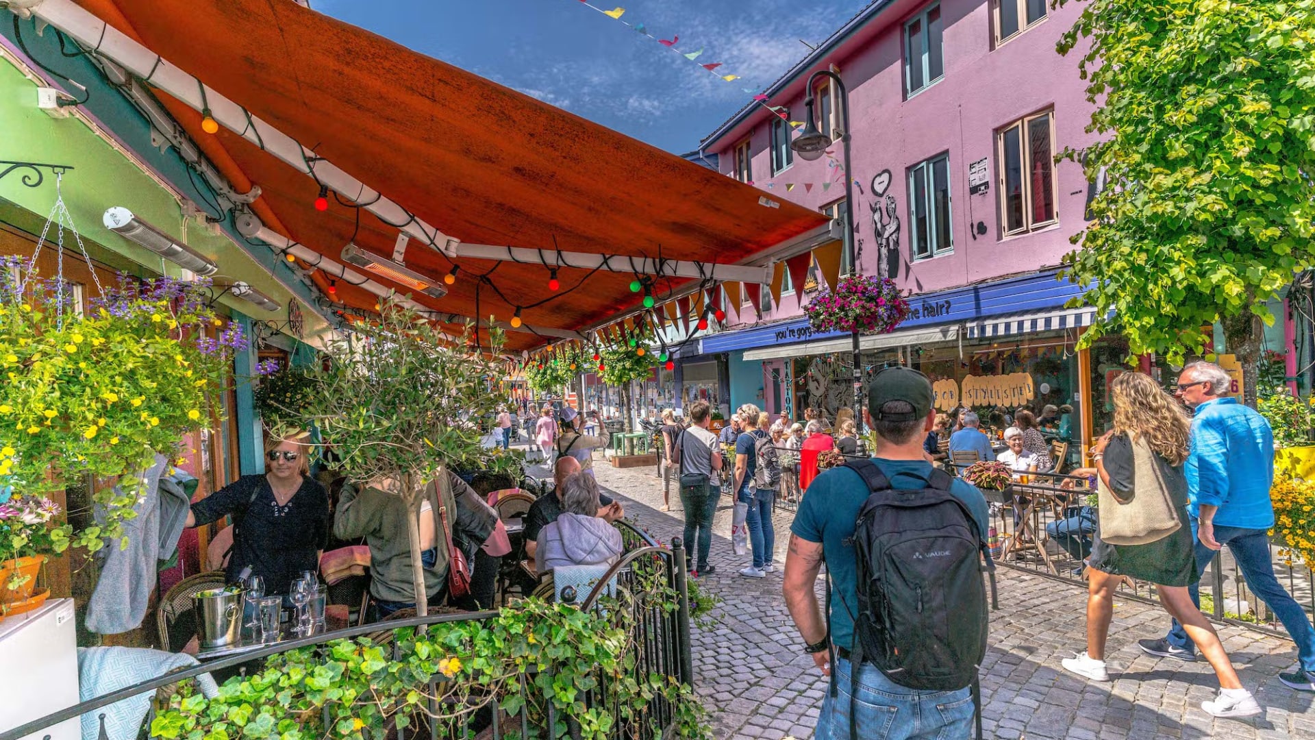 Bunte Fargegata in Stavanger mit Straßencafés und lebendigen Gebäuden