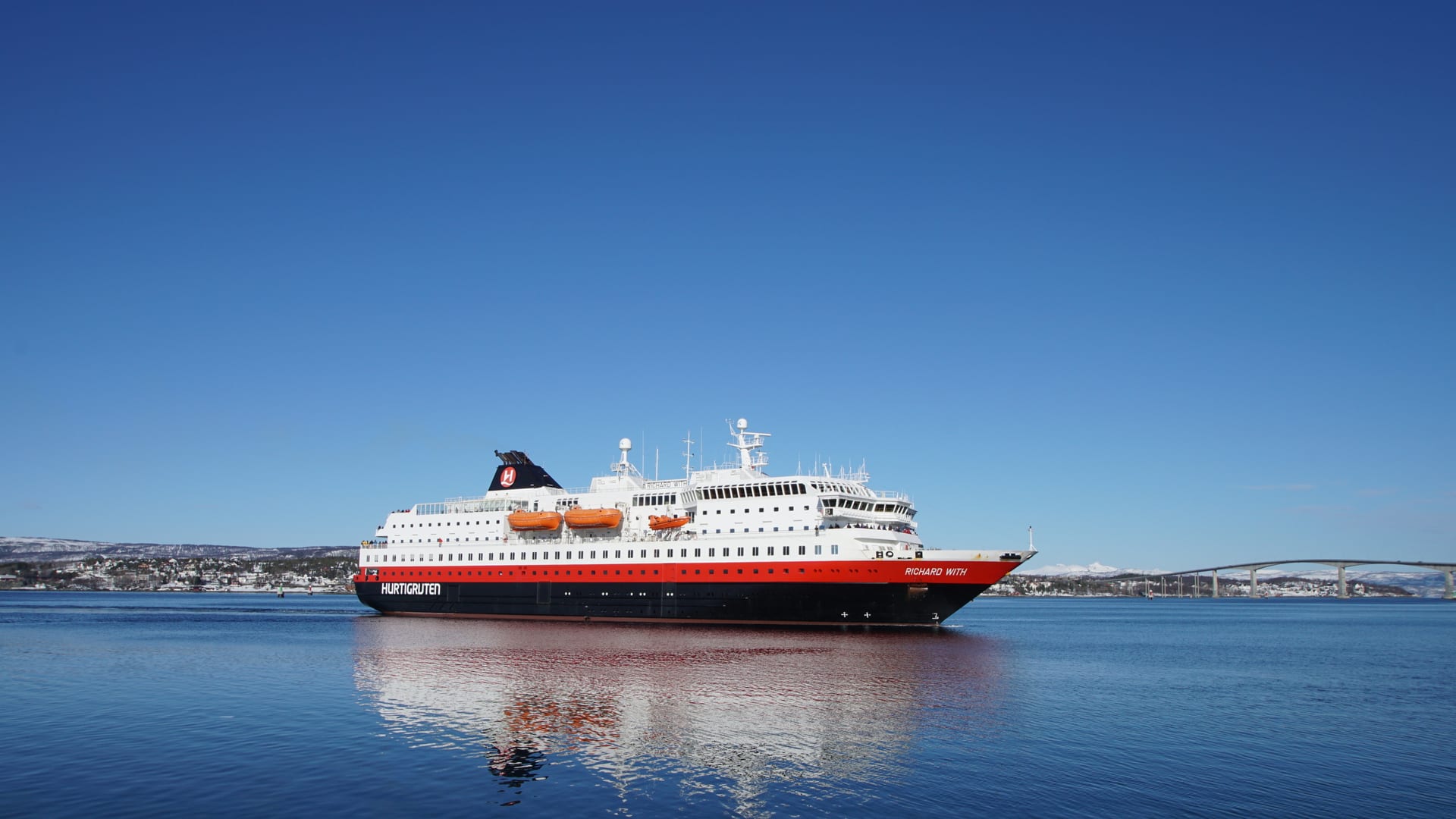 Hurtigruten cruiseskip MS Richard With seiler gjennom naturskjønt kystlandskap på den klassiske seilasen fra Trondheim til Bergen