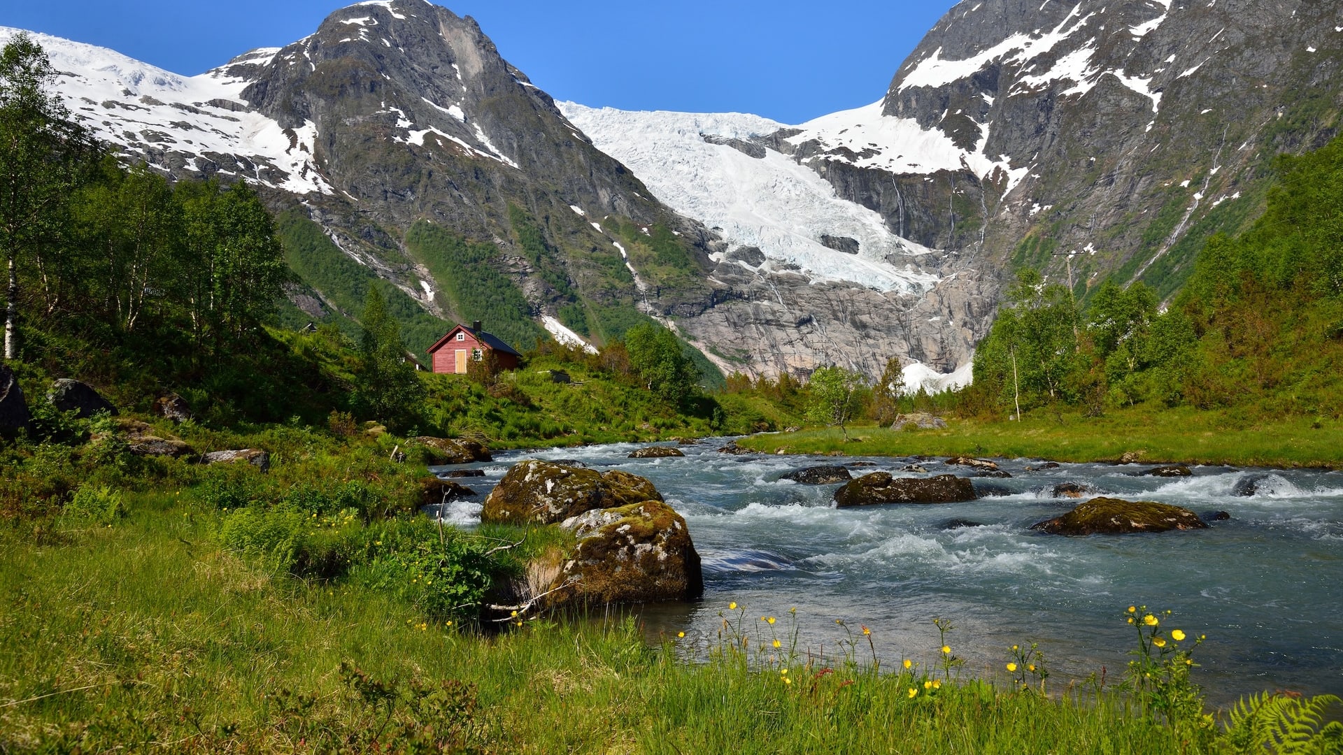 Bøyabreen sett fra elven nedenfor, med et lite rødt trehus