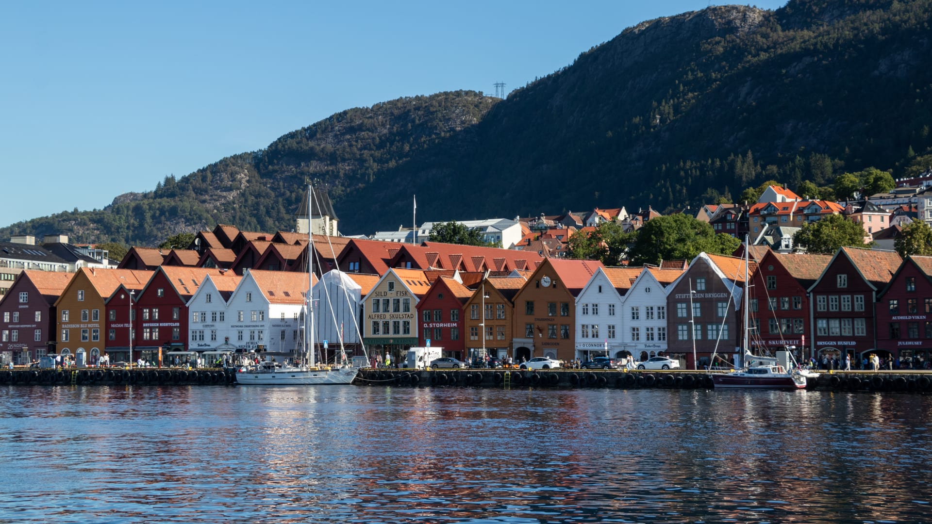 Fargerike trebygninger på Bryggen i Bergen på en solrik sommerdag