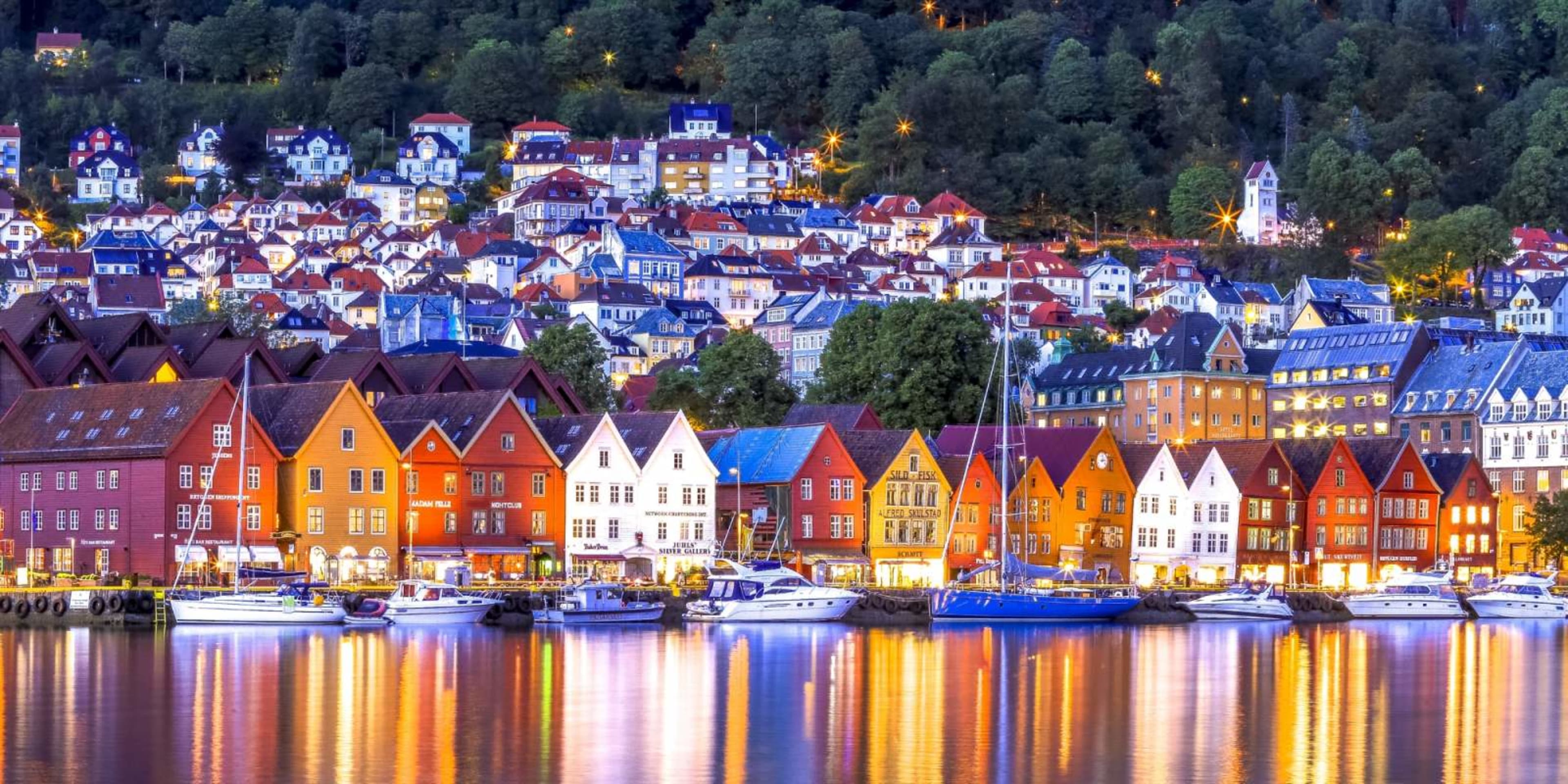 Das zum UNESCO-Weltkulturerbe gehörende Bryggen in Bergen mit seinen farbenfrohen Holzgebäuden, engen Gassen und seiner reichen hanseatischen Handelsgeschichte.