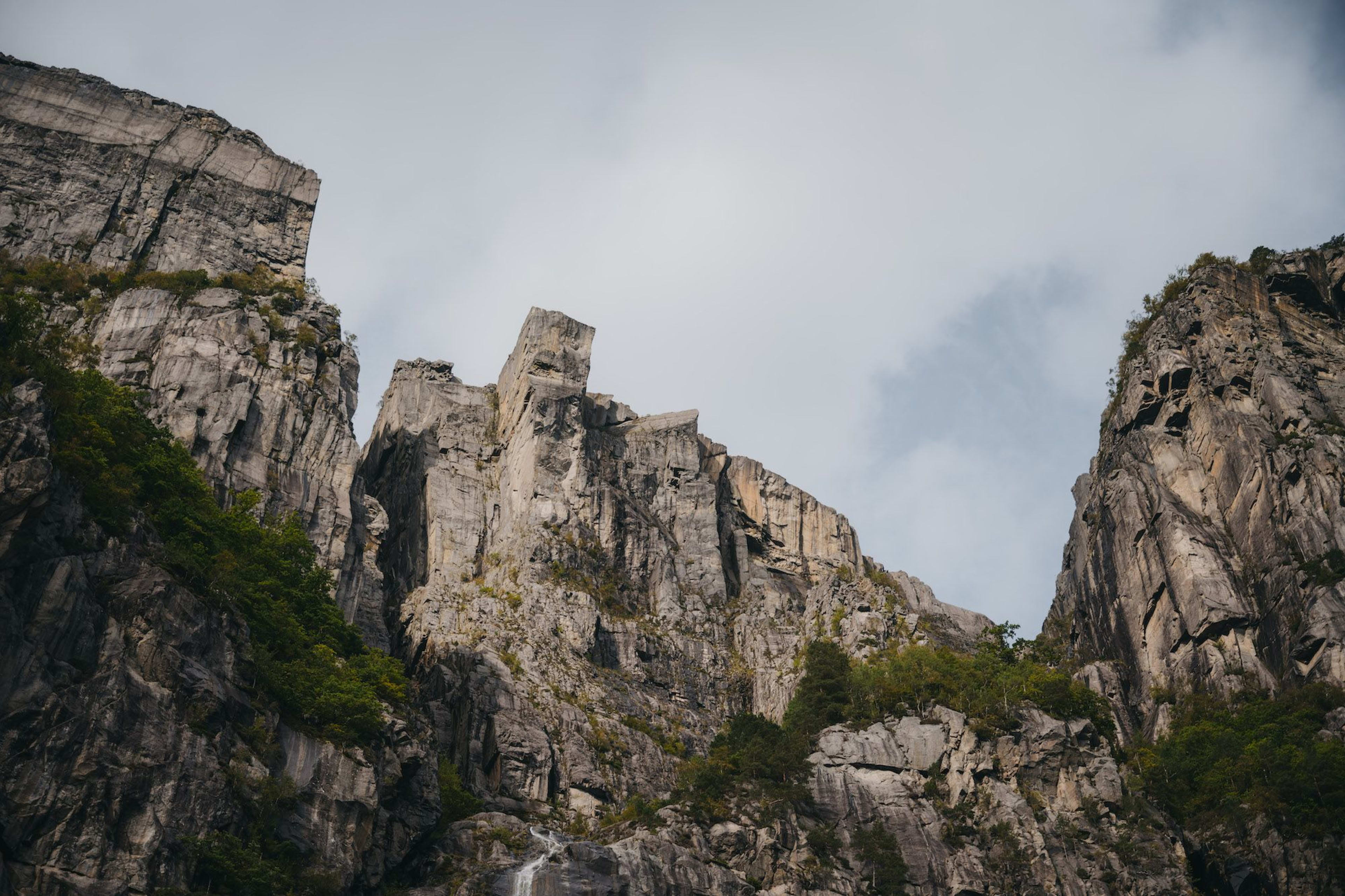 Fjordkreuzfahrt auf dem Lysefjord mit Preikestolen hoch oben auf der Bergklippe
