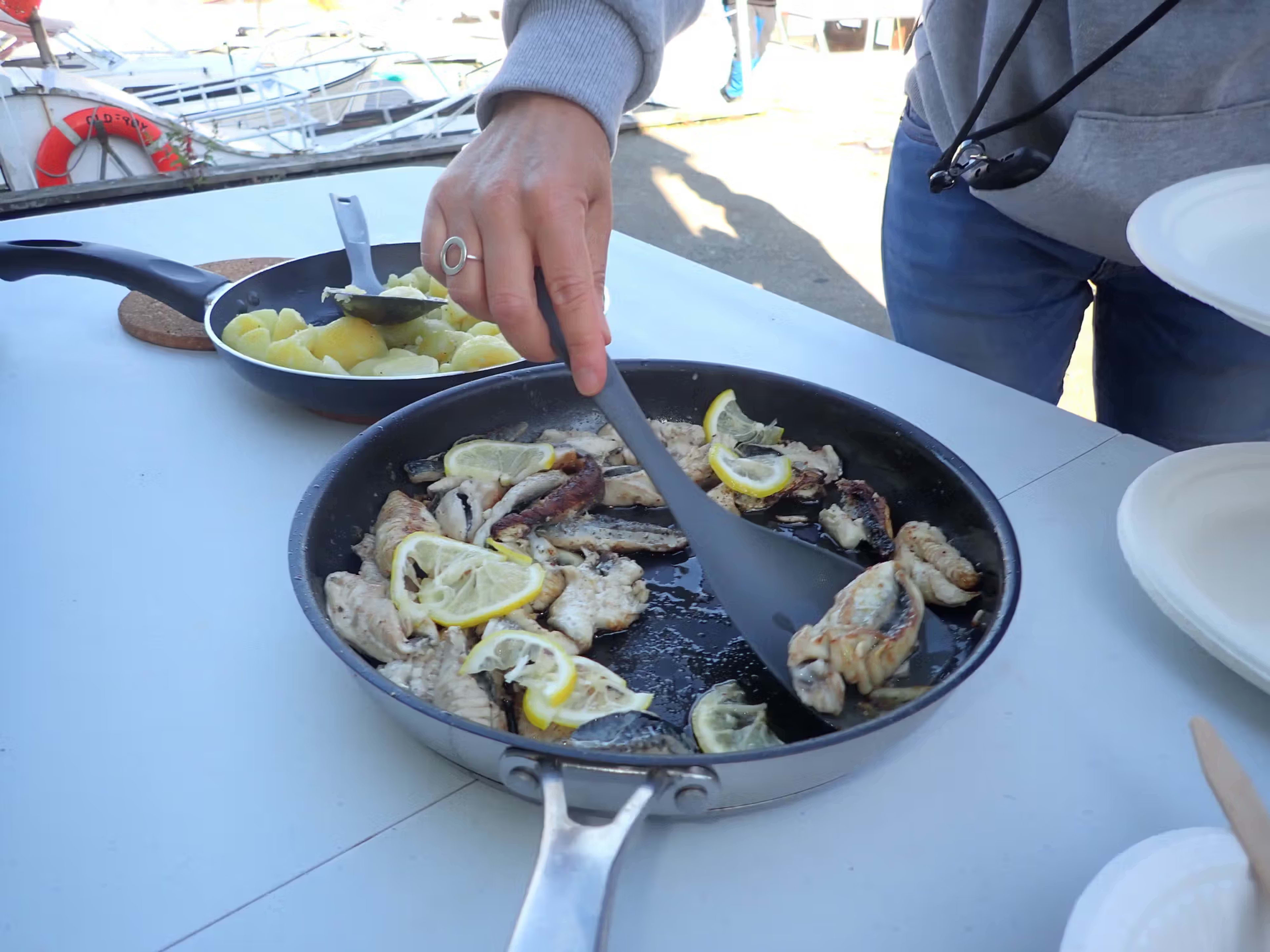Fersk fanget fisk tilberedes for matlaging