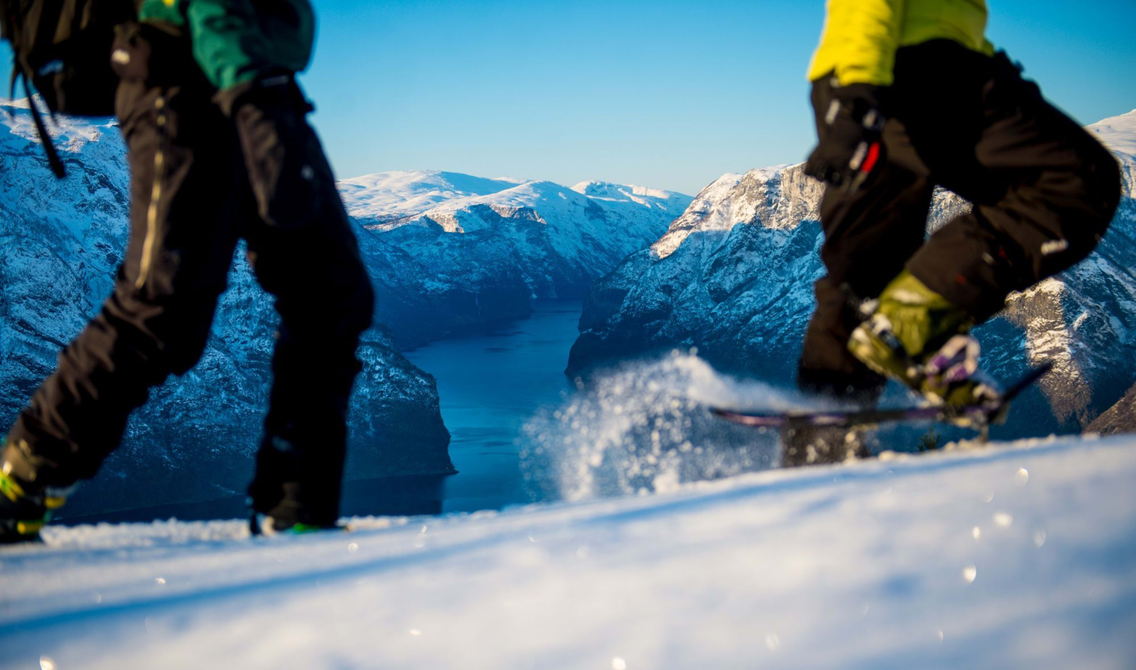 Nahaufnahme von Schneeschuhwanderern mit Fjord.