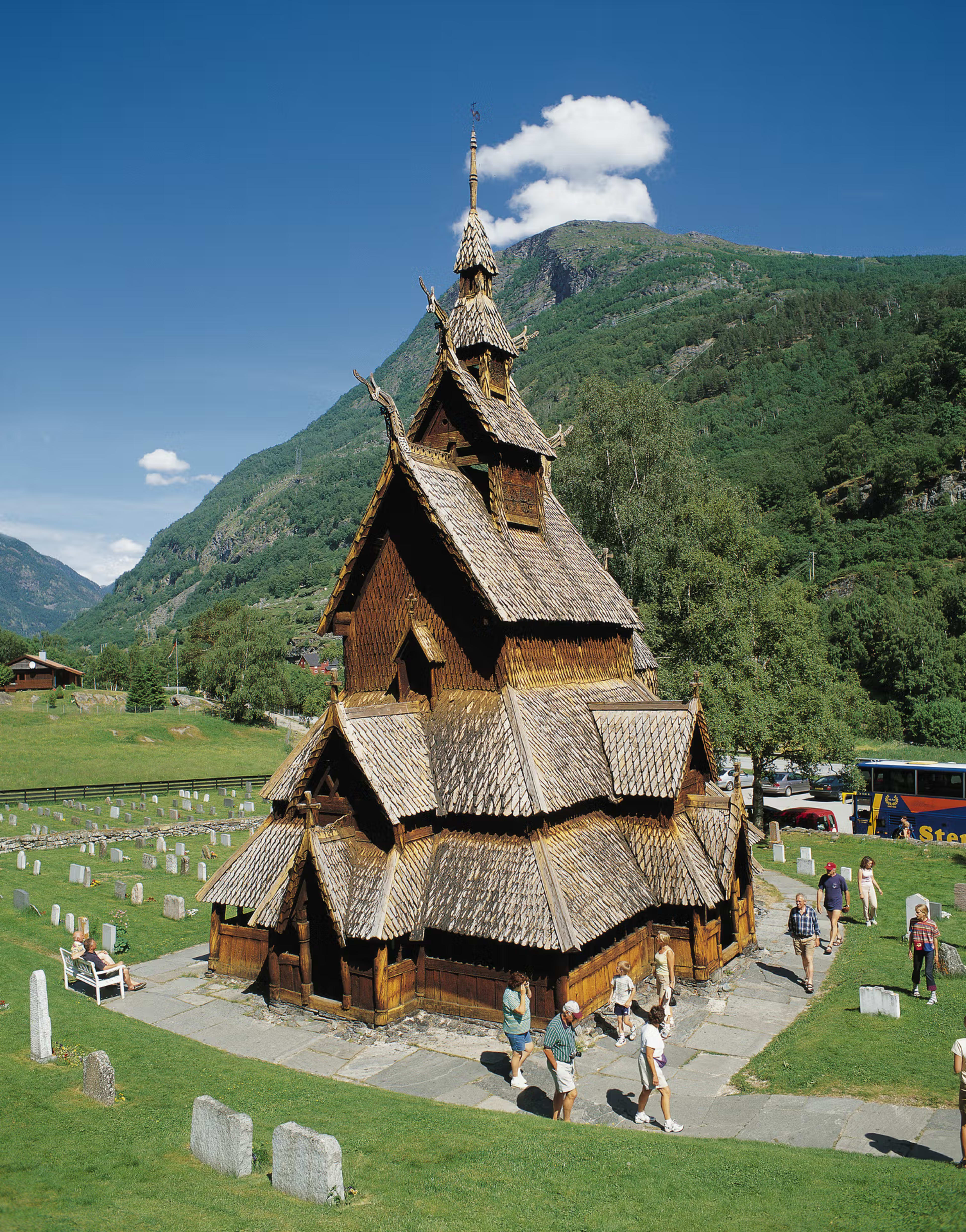 Detaljert middelaldersk håndverk av norsk stavkirke arkitektur