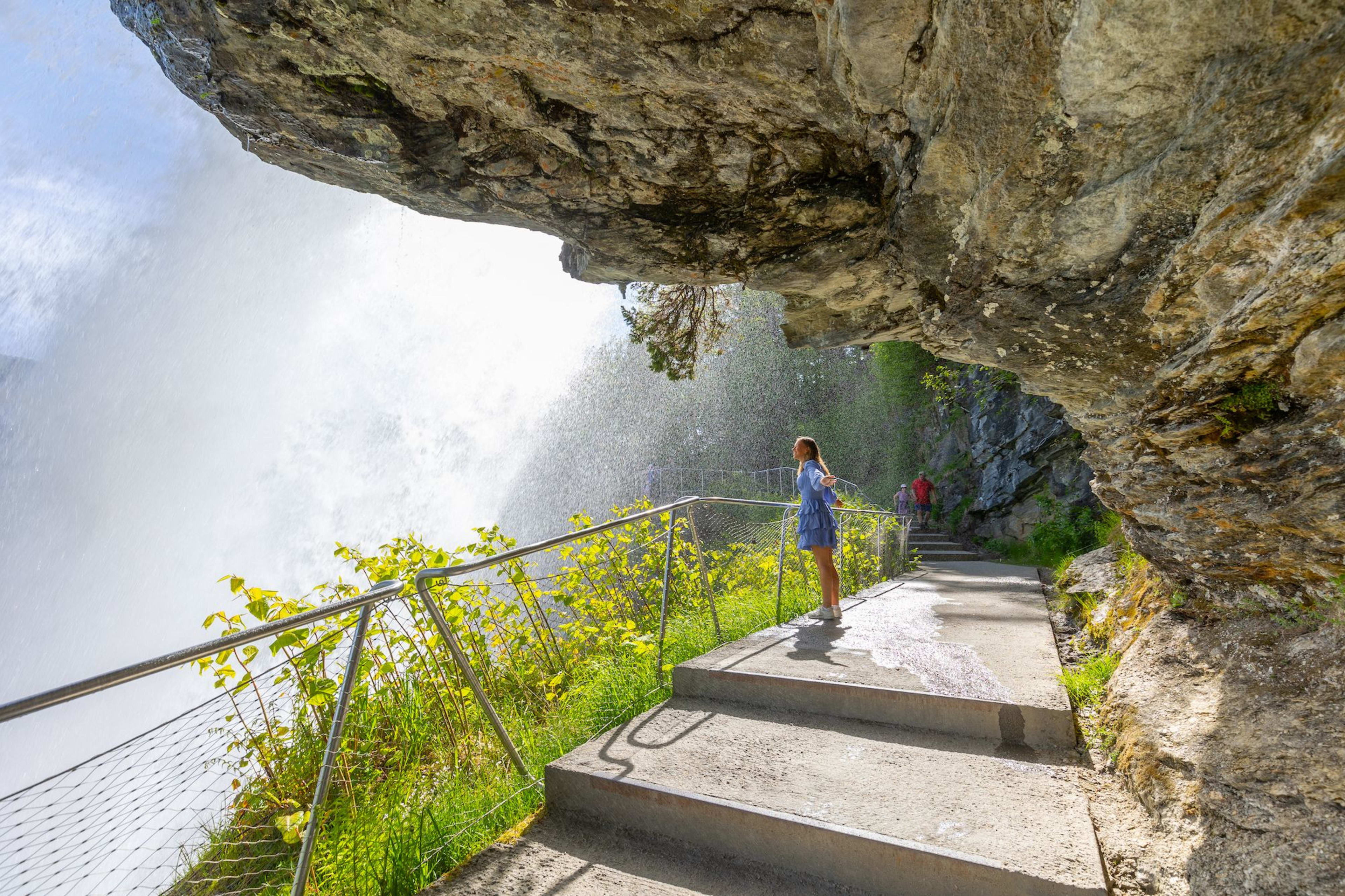 Erleben Sie den Nervenkitzel, sicher hinter dem Steinsdalsfossen zu gehen