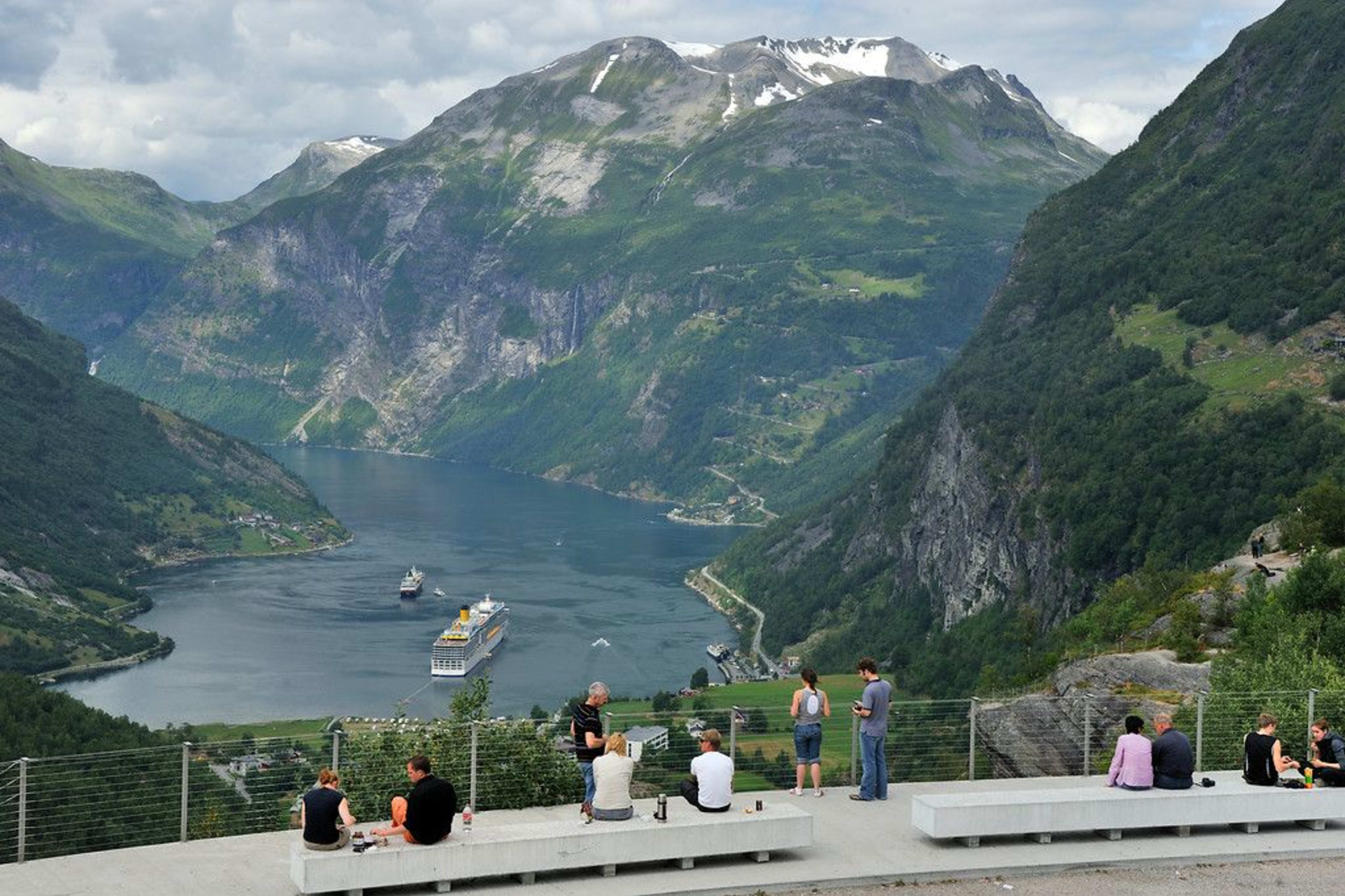 Blick auf Geiranger und Ørnesvingene vom Aussichtspunkt Flydalsjuvet