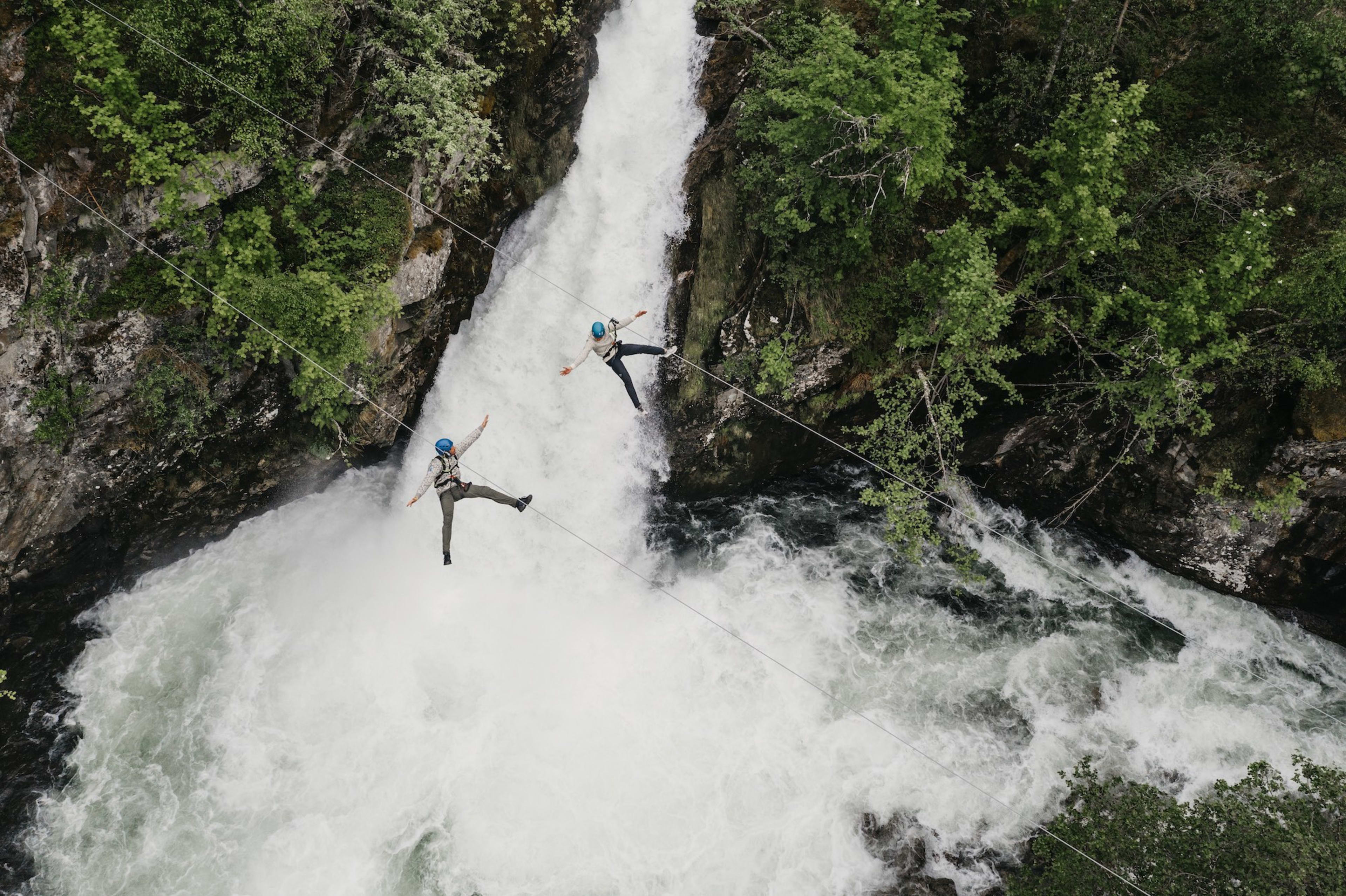 Dramatische Wasserfall-Kulisse für Geiranger Abenteuerpark Aktivitäten