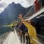 Passagiere winken und fotografieren bei Fjordfahrt am Nærøyfjord.