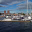 Travel marina i Oslo med Rådhuset og båter under solrik himmel.