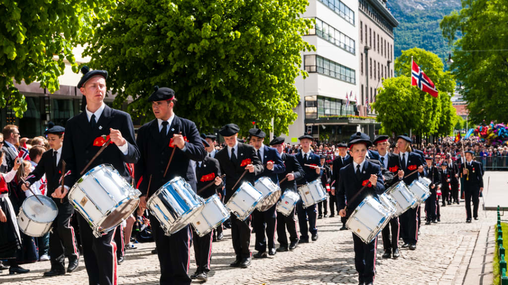 Buekorps Jugendbrigade marschiert während 17. Mai Parade in Bergen
