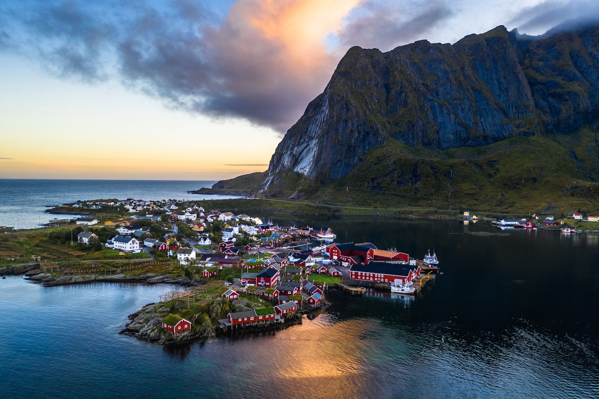 Overview of Reine Rorbuer under the midnight sun