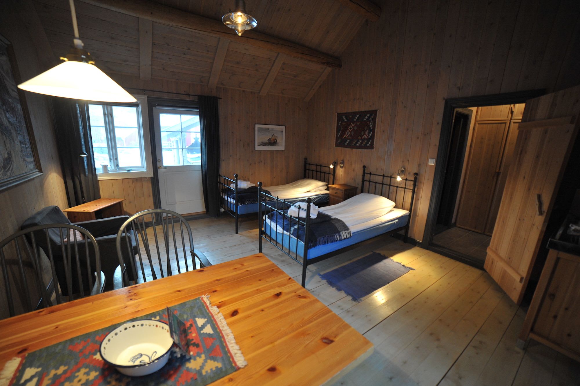 Cozy twin bedded cabin with kitchen and living room included