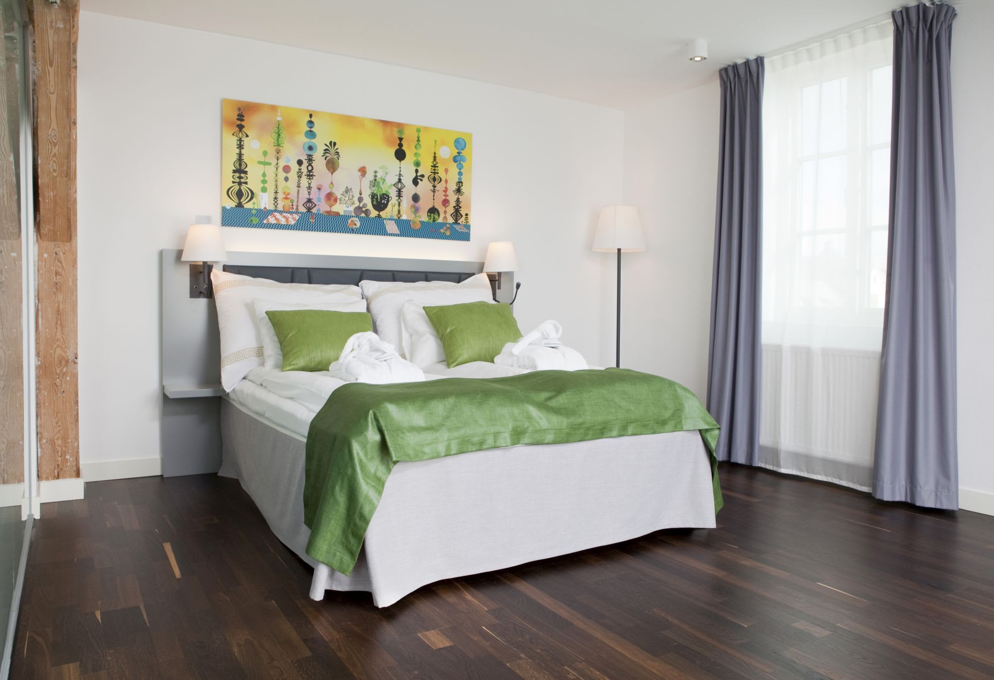 Quality Hotel Waterfront green double room Ålesund - light purple curtains abstract art design