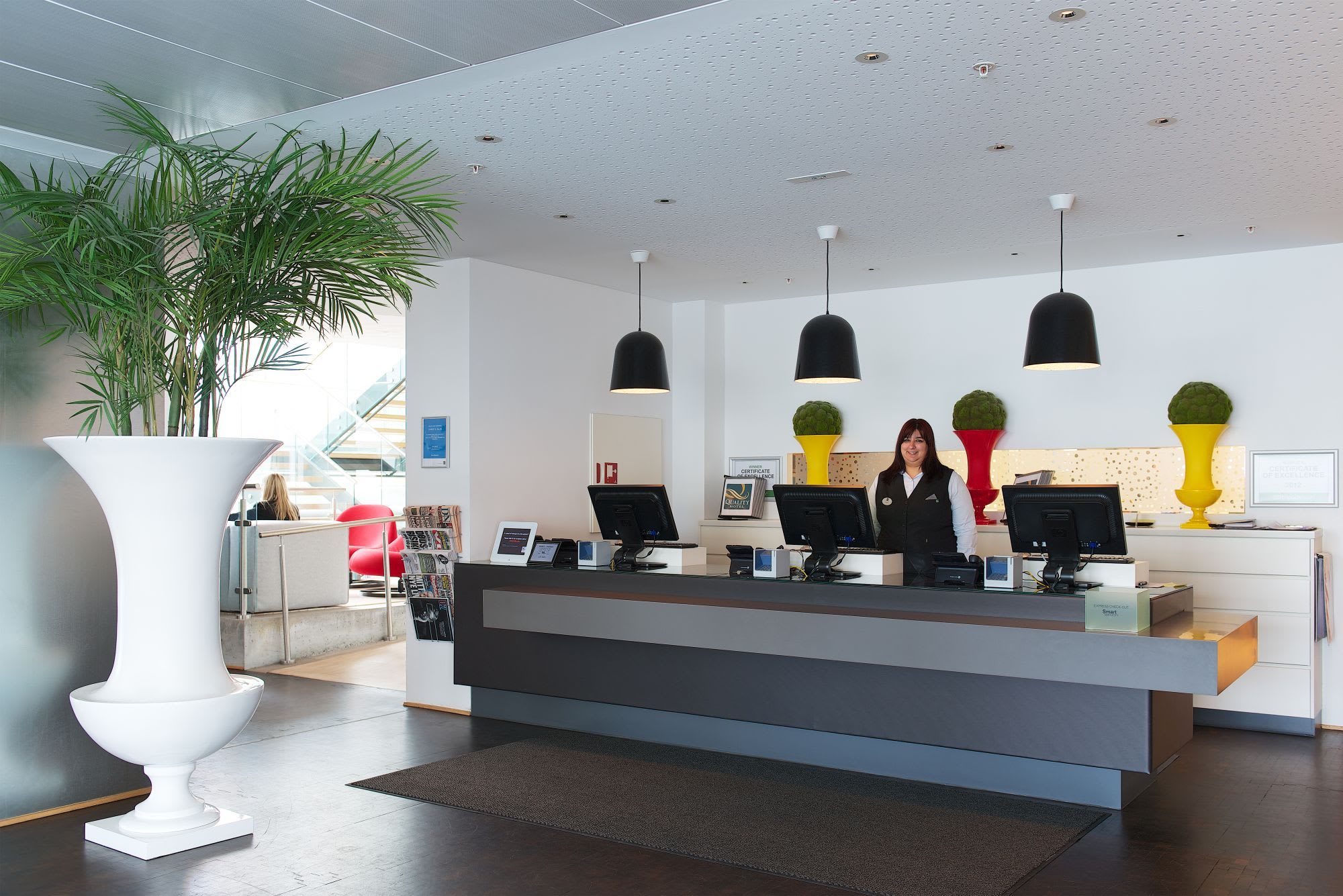 Quality Hotel Waterfront reception Ålesund - colorful lobby with friendly staff service