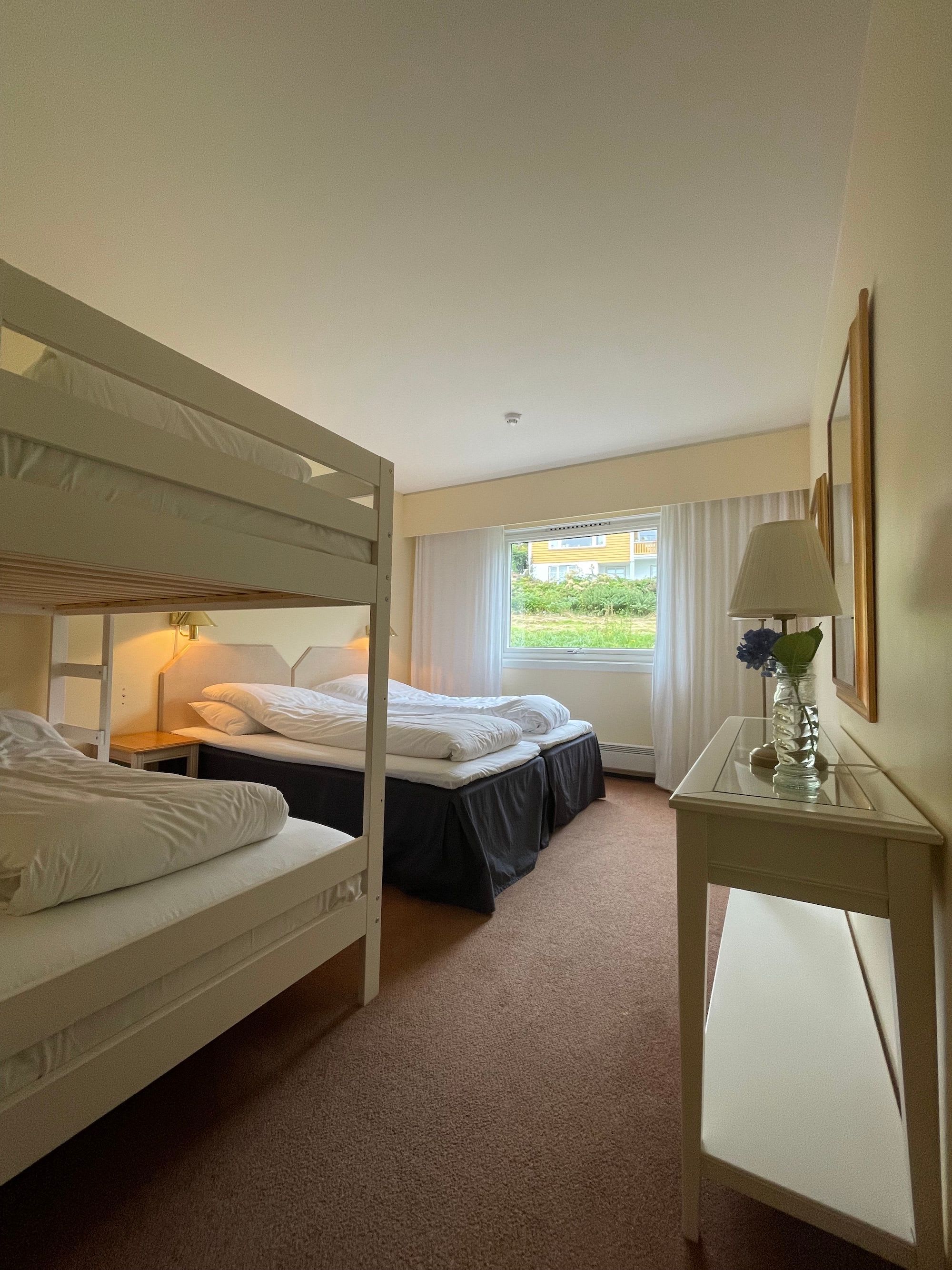 Familienmagazin im Balestrand Hotel mit Doppelbett und bunten Etagenbetten in hellen Farben