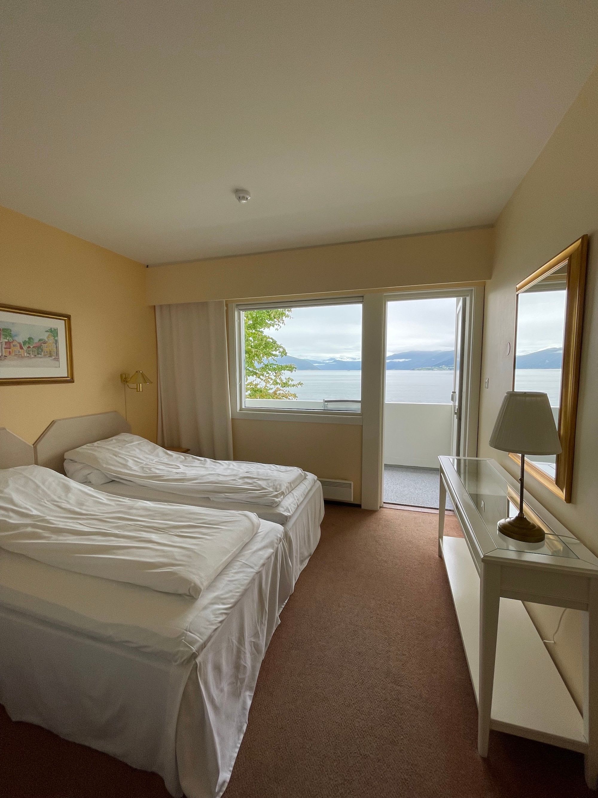 Helles Zweibettzimmer mit Balkon und Sognefjord-Blick im Balestrand Hotel