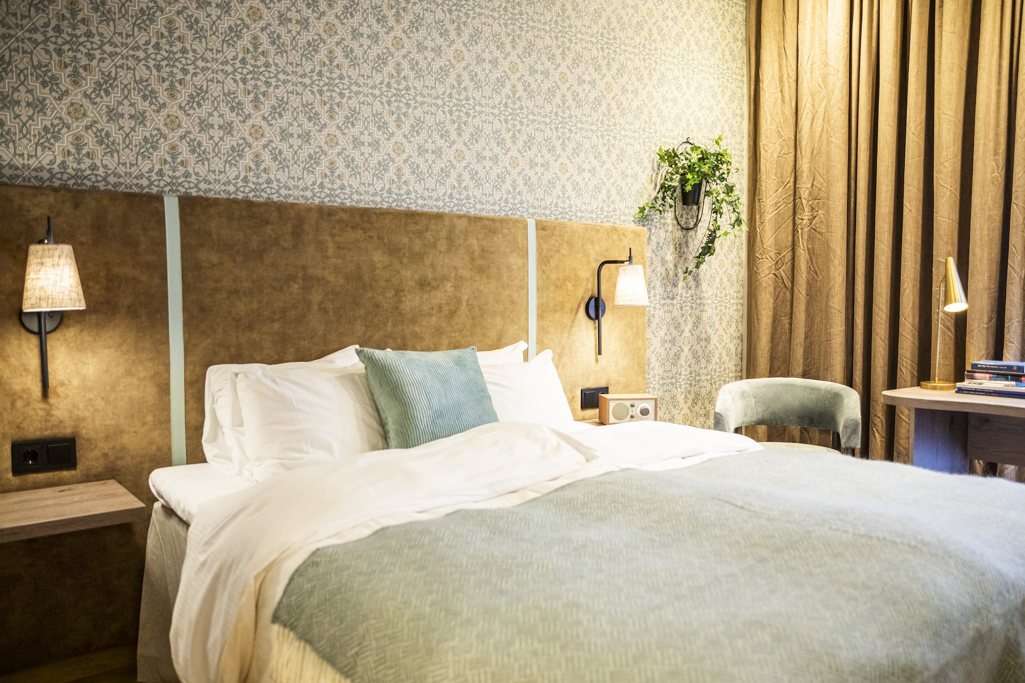 Standard Doppelzimmer im Home Hotel Havnekontoret in Bergen mit gemusterter Tapete in beigen und weißen Tönen und skandinavischem Interieurdesign