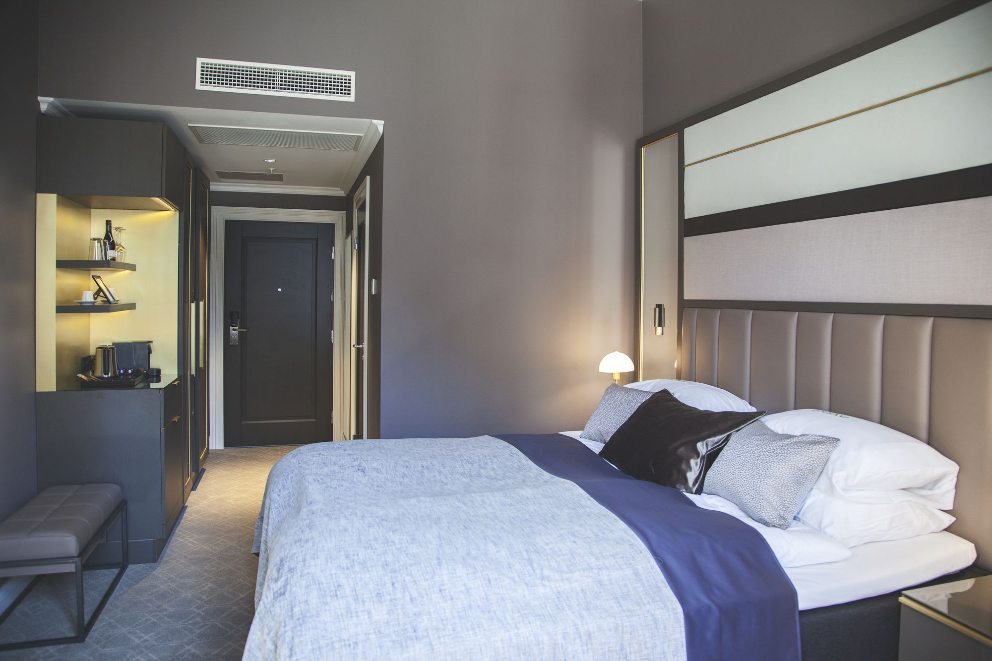 Stylish double room Opus XVI Hotel Bergen with blue beige interior design and city view