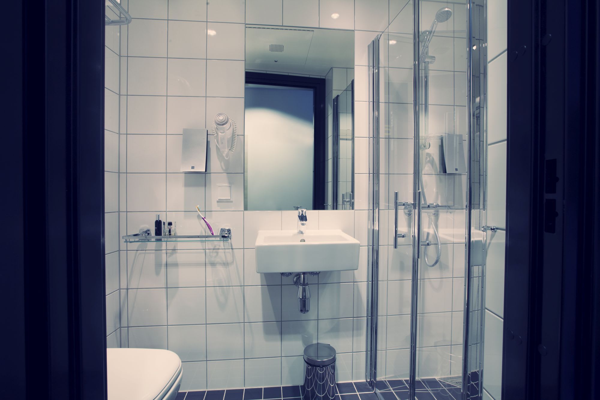 Contemporary hotel bathroom Comfort Hotel Xpress Tromsø white black interior walk-in shower