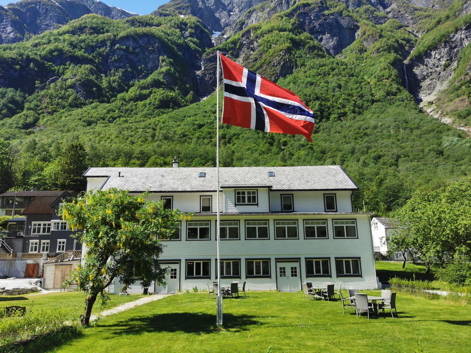 Gudvangen Budget Hotel - The garden area - Gudvangen, Norway